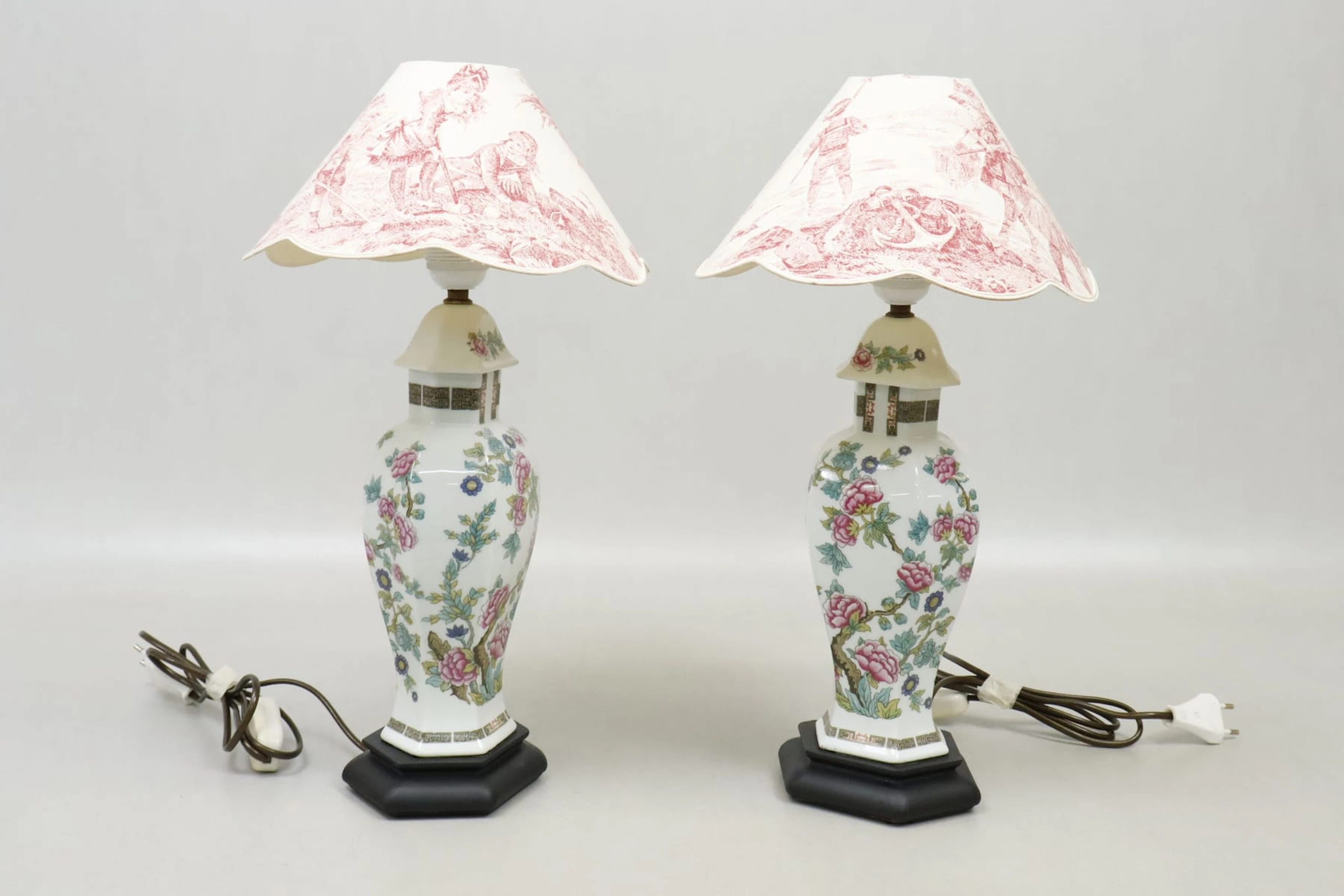 Bordslampor, 1 par, porslin med träfot, Porcelaine de Limoges