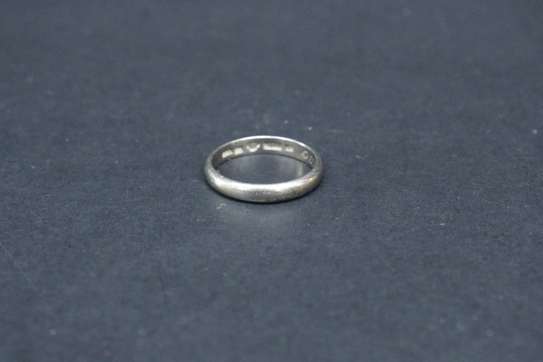 Ring, vitt guld 18K, vikt 4.6 gram