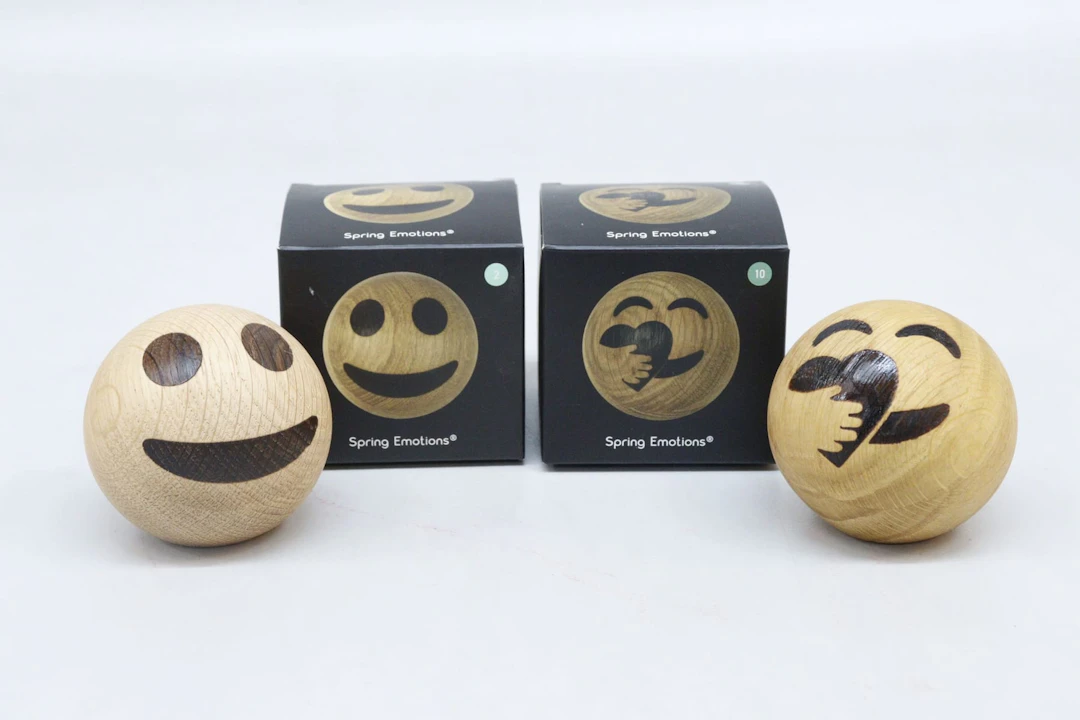 Emoji-bollar, 2st, trä, Mencke & Vagnby, Danmark, Spring Emotions
