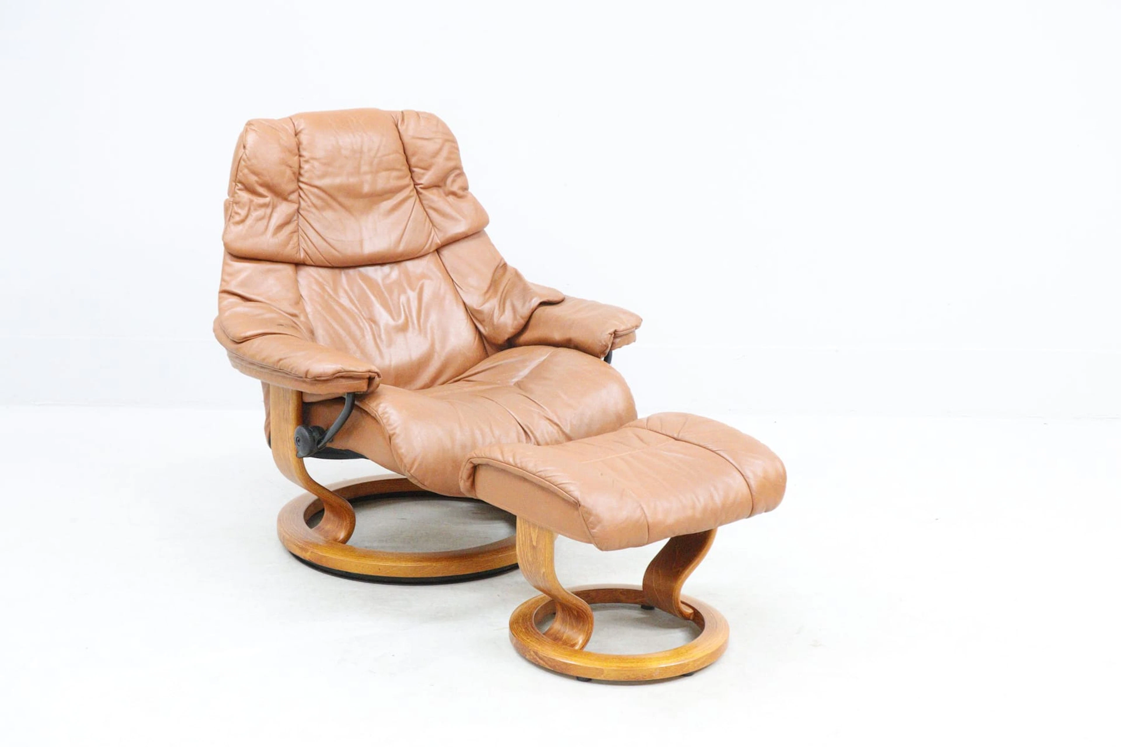 Fåtölj med fotpall, skinn, Ekornes, snurr- och fällfunktion