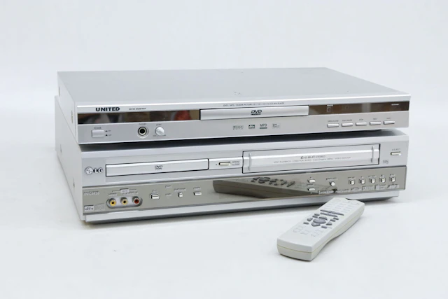 DVD/VHS-spelare, LG, samt DVD-spelare United med en fjärrkontroll