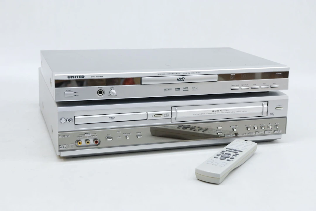 DVD/VHS-spelare, LG, samt DVD-spelare United med en fjärrkontroll