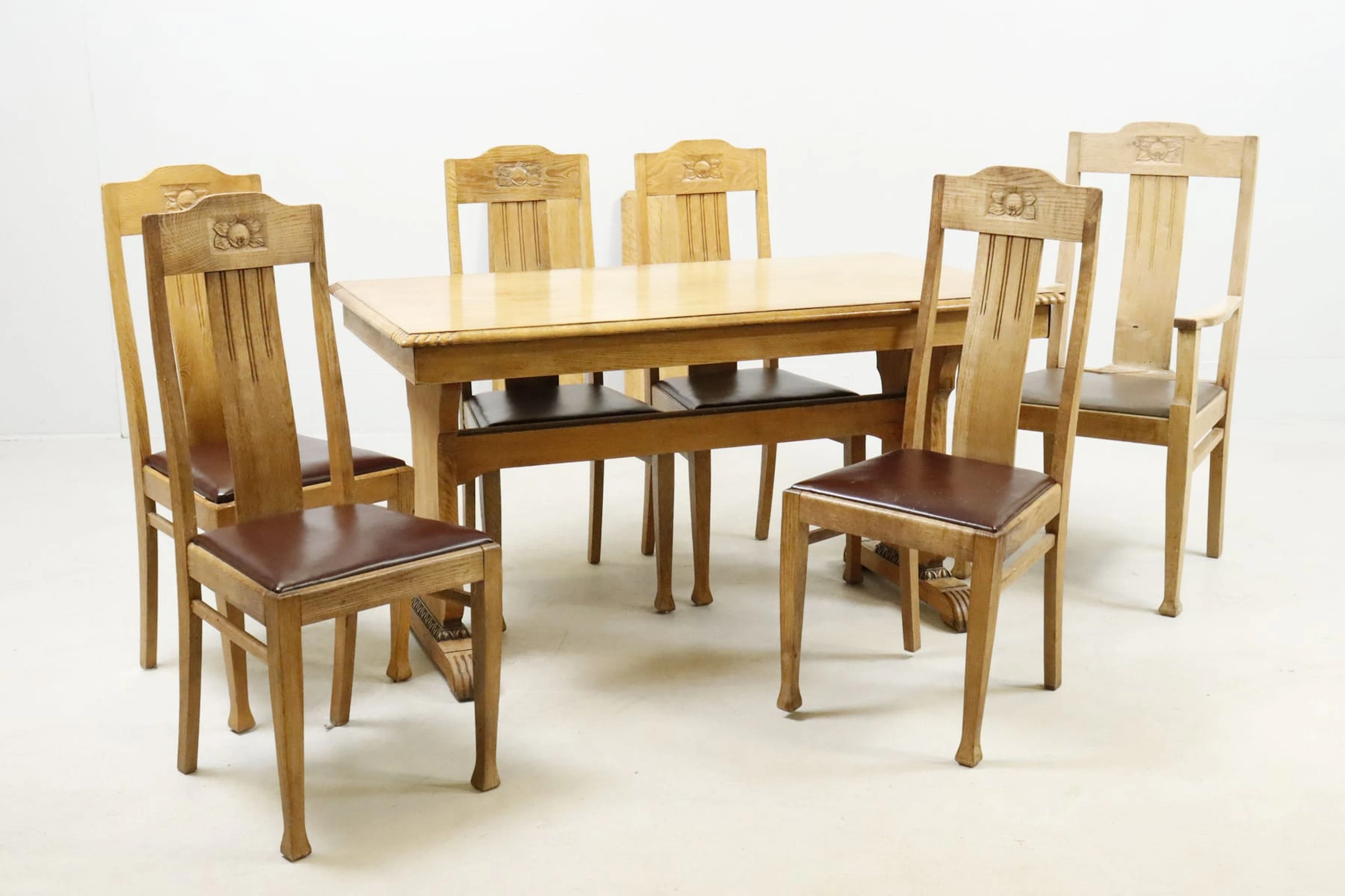 Matgrupp, bord med 6 stolar, ek, "Äpplet"