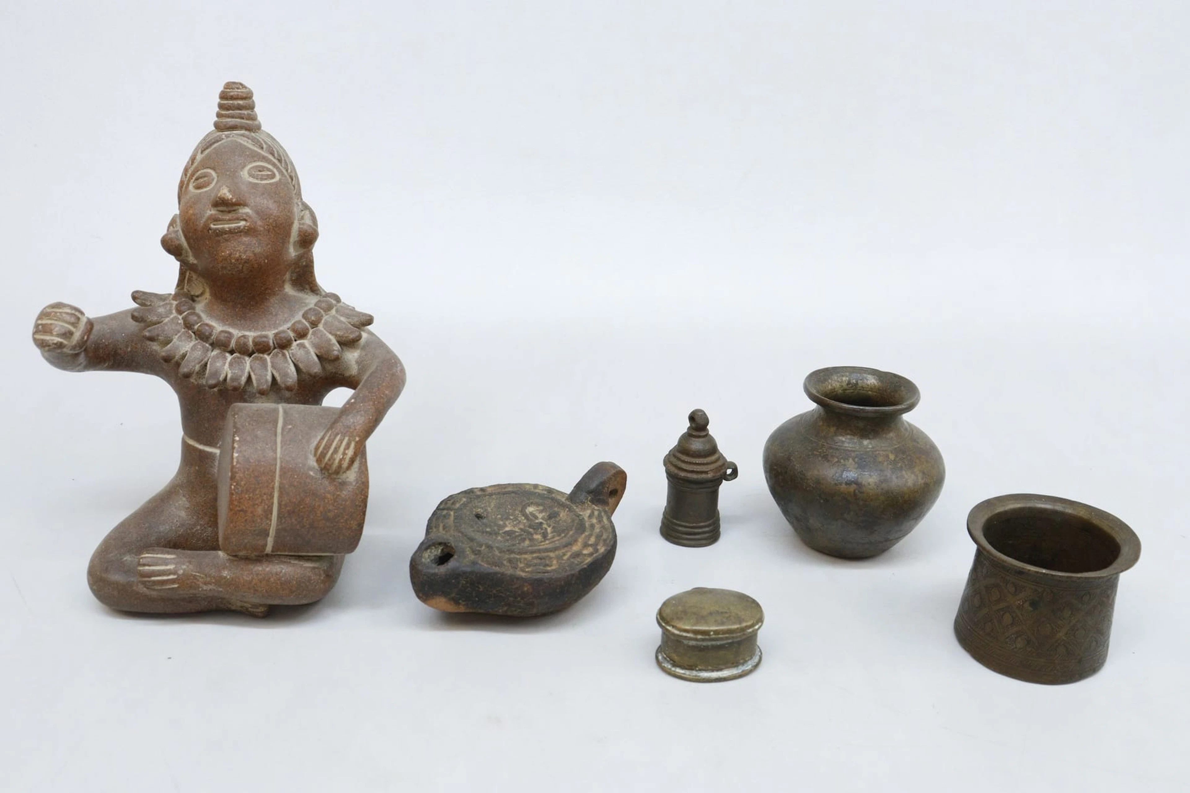 Skulptur, keramik, samt krus och dosor i metall, orientaliskt