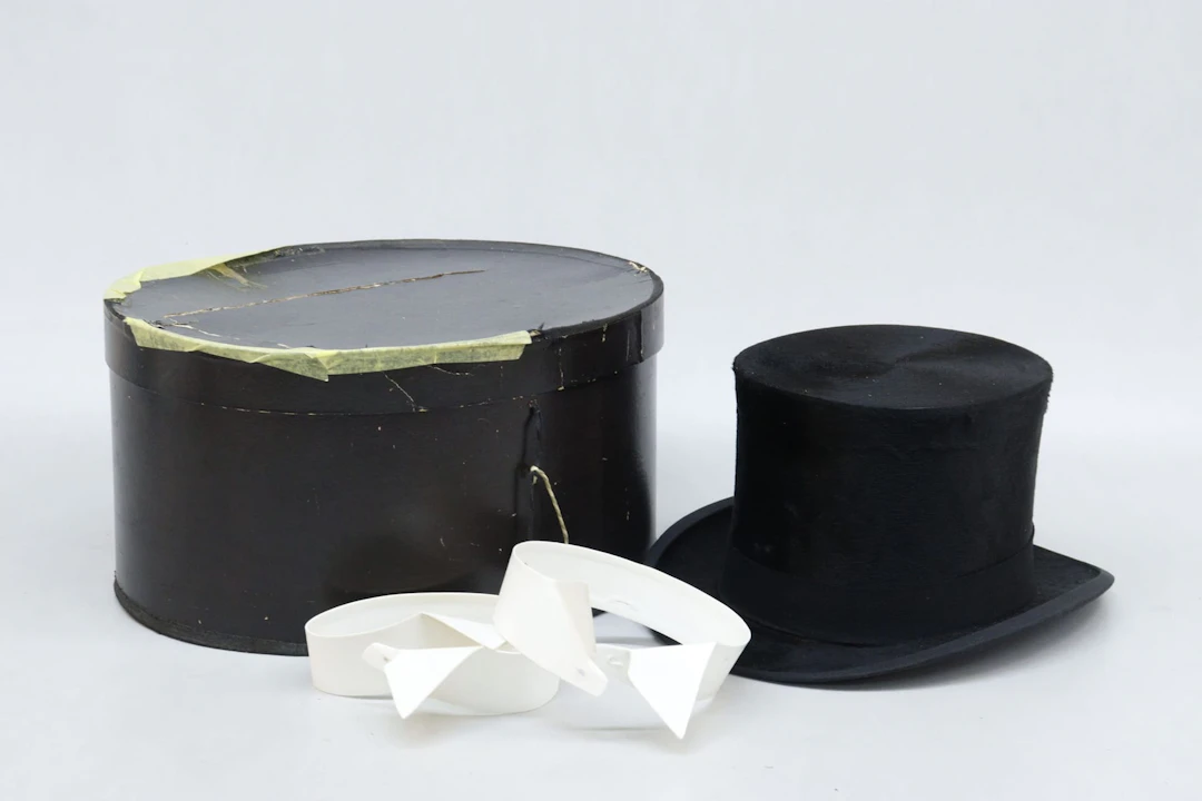 Hög hatt med hattask och kragar