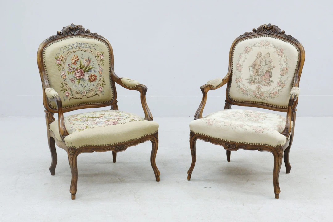 Karmstolar, 1 par, varav en med broderad sits