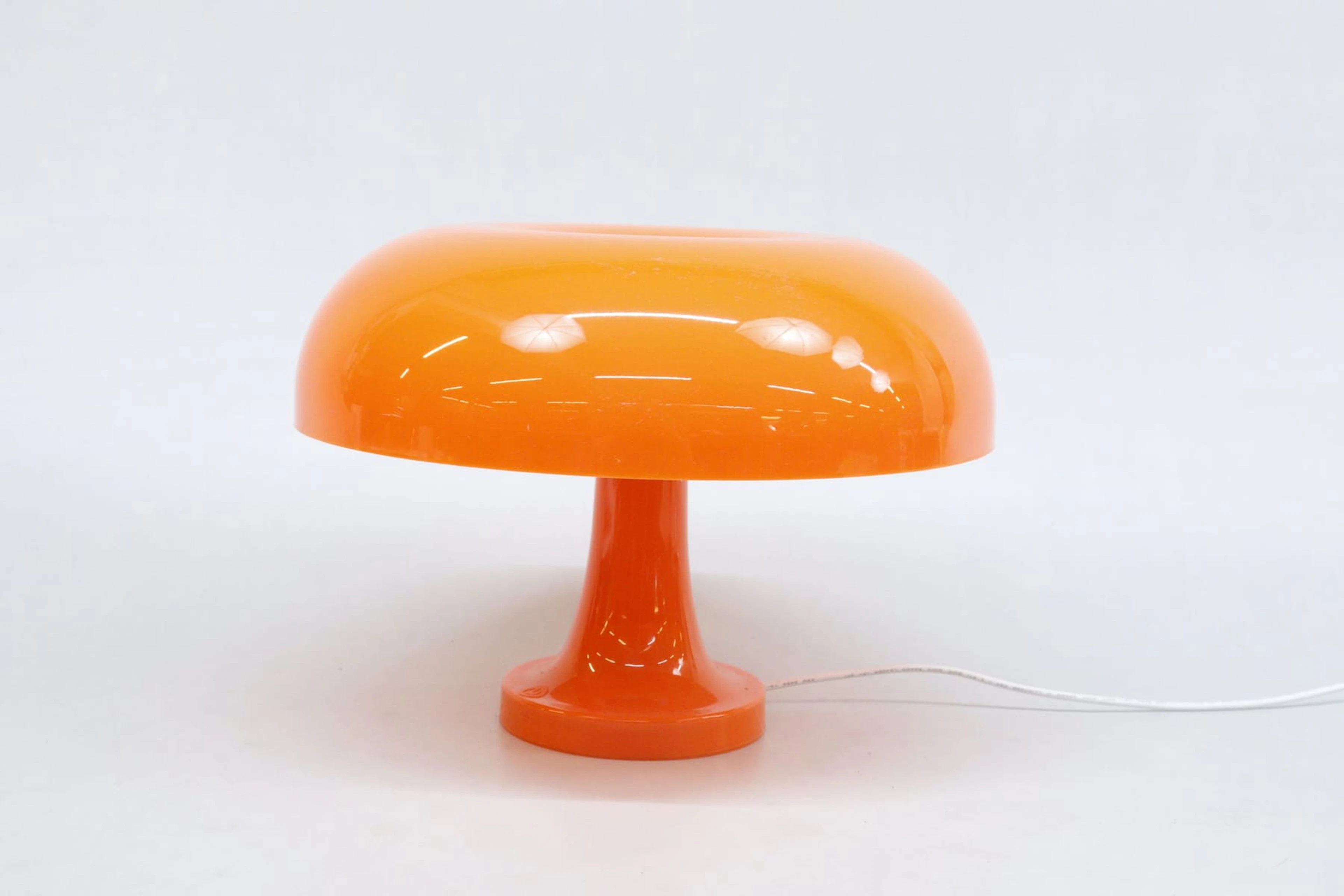 Bordslampa, orange plast, modern tillverkning