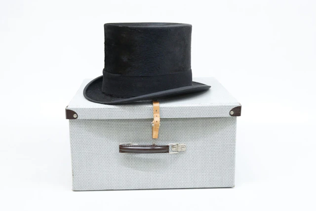 Hög hatt med hattask, storlek 60