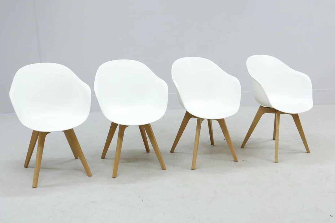 Stolar, 4st, BoConcept "Hauge", formgjuten plast på trästativ