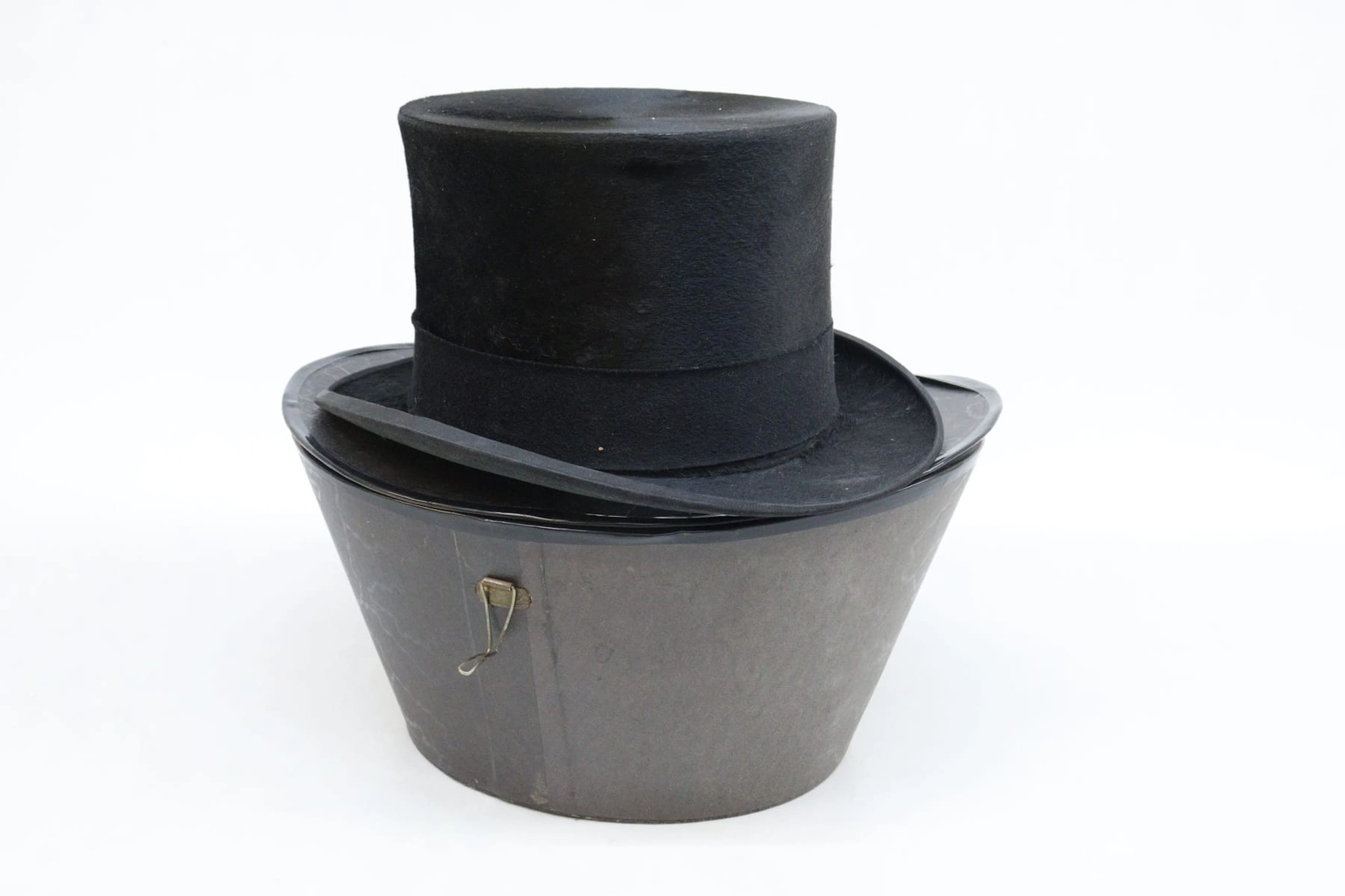 Hög hatt i hattask, London