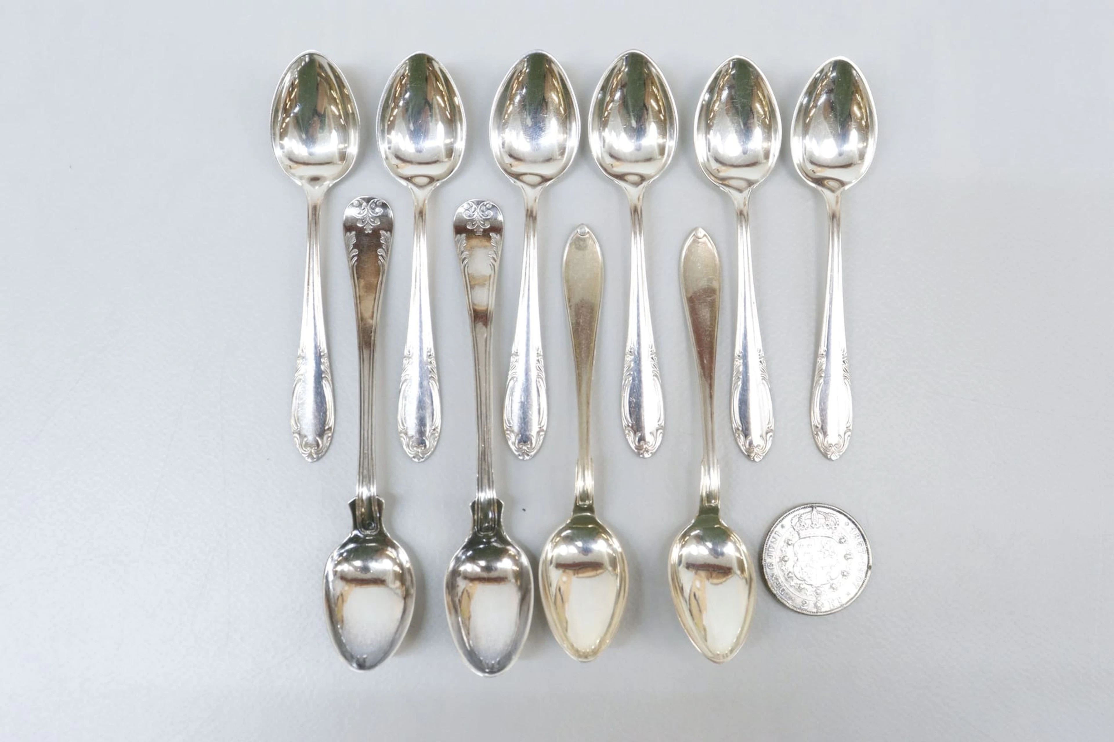 Skedar och 2kr-mynt, silver, vikt skedar 133 gram