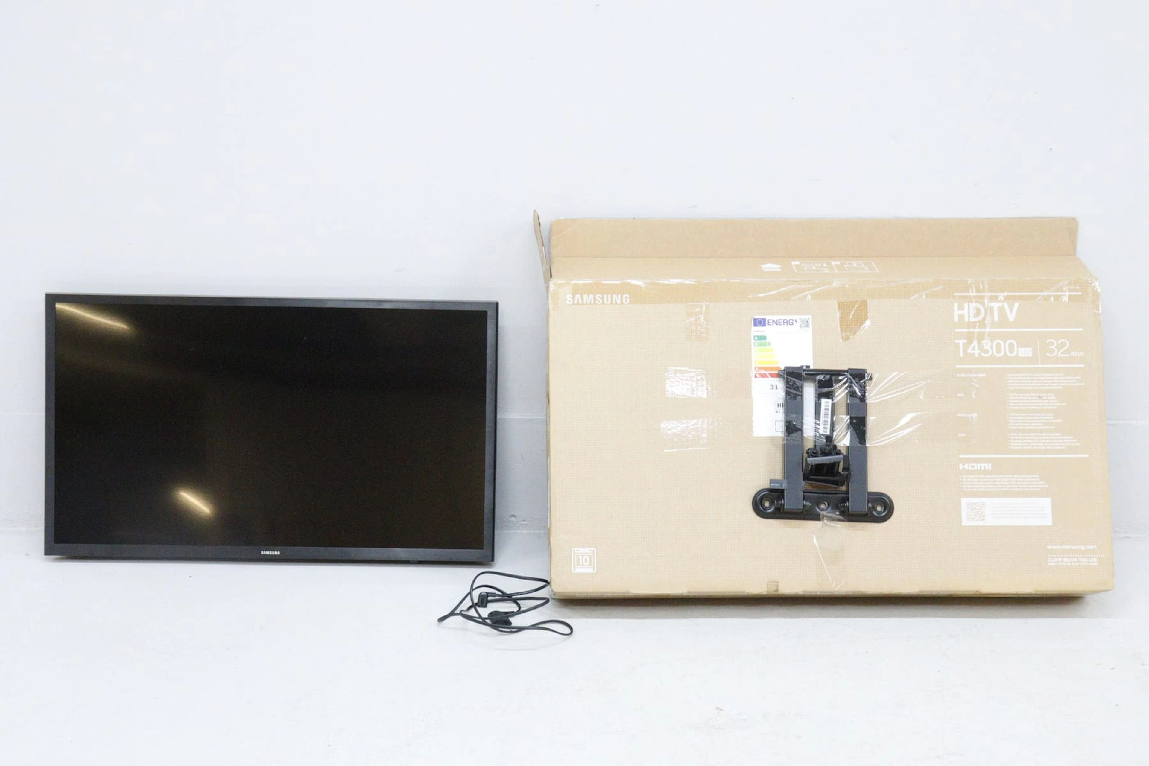 TV, 32", Samsung, med fjärrkontroll, väggfäste och fot
