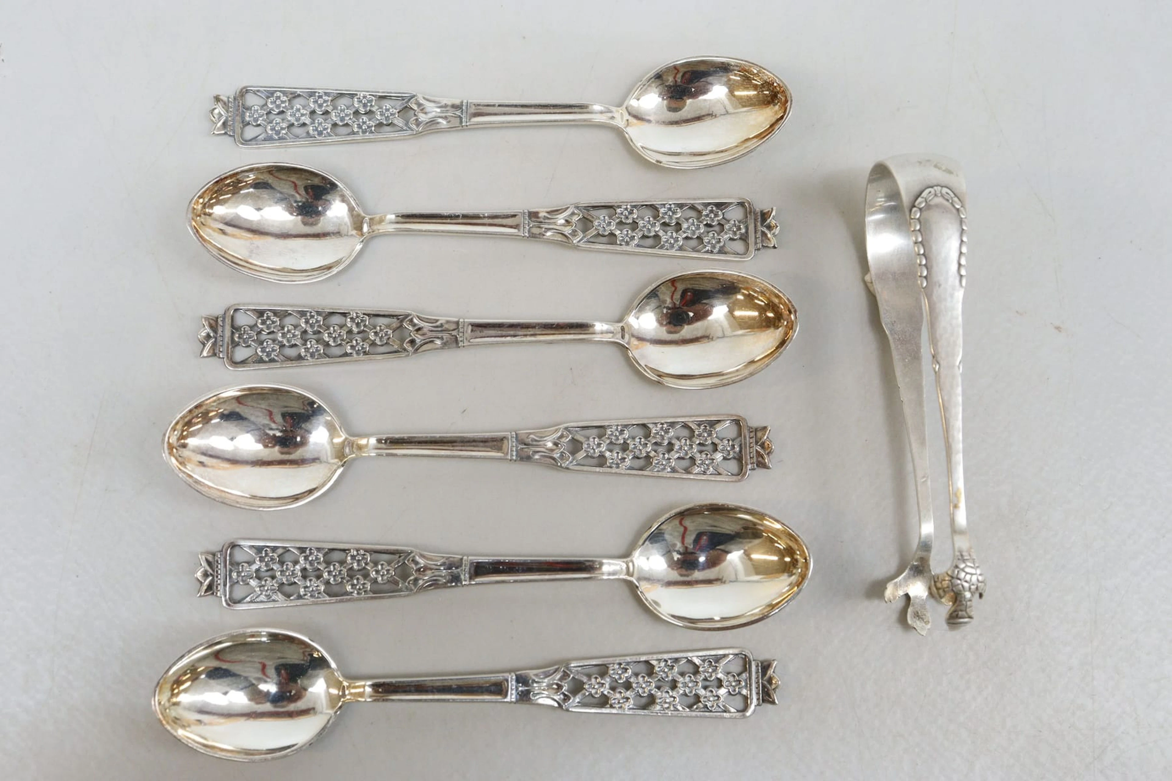 Teskedar, 6st, och sockertång, silver, vikt 64 gram