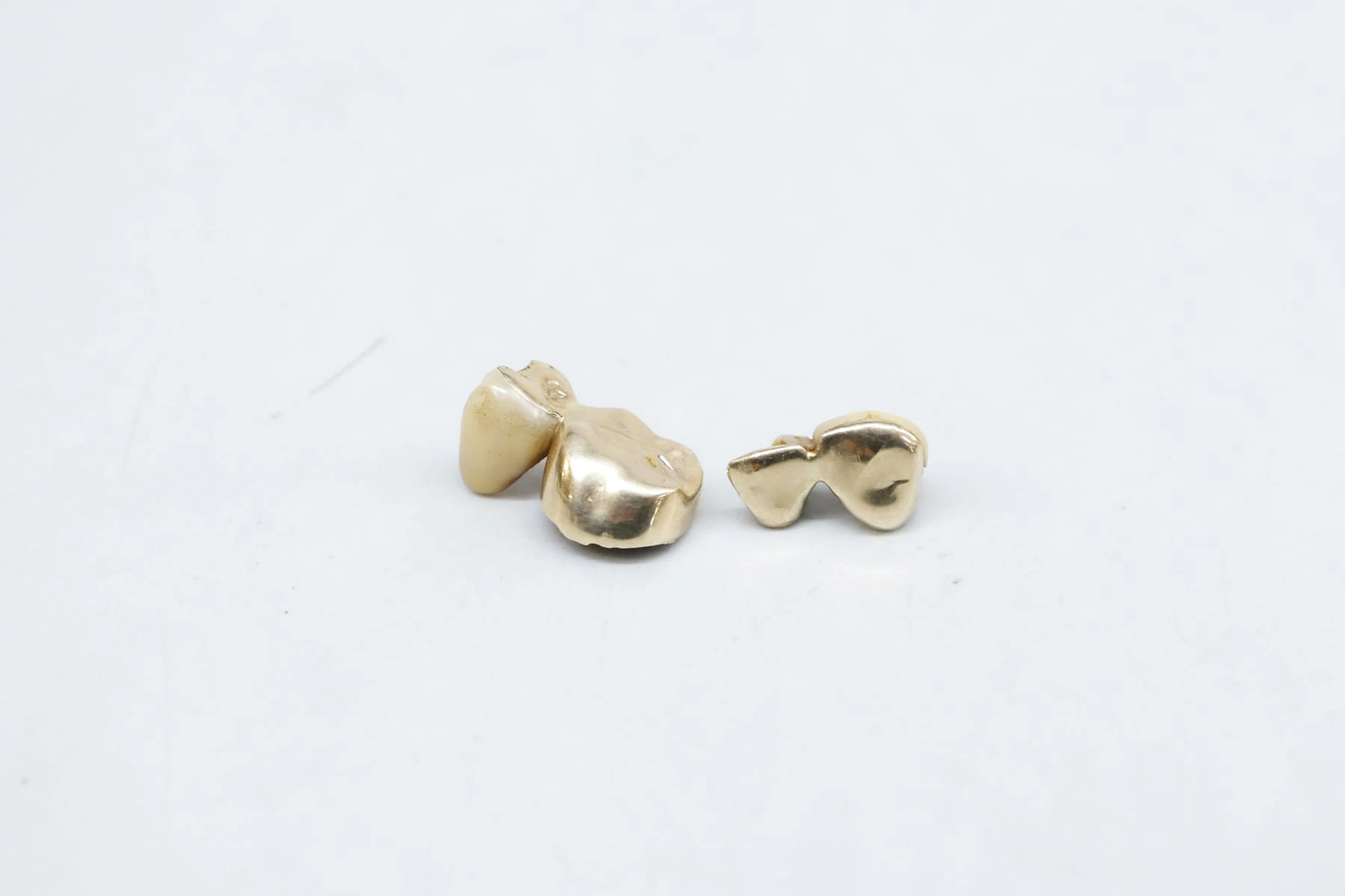 Tandguld, orensat, vikt 8 gram