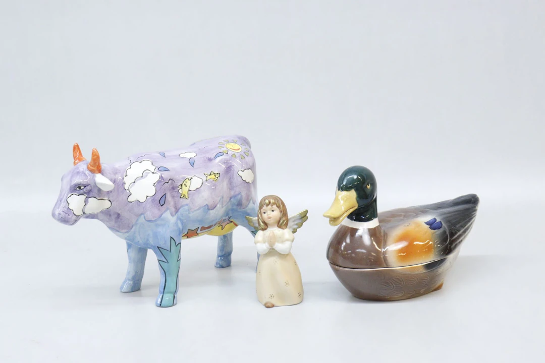 Figuriner och andterrin, bla Cow Parade "Sunny day" och Goebel, porslin