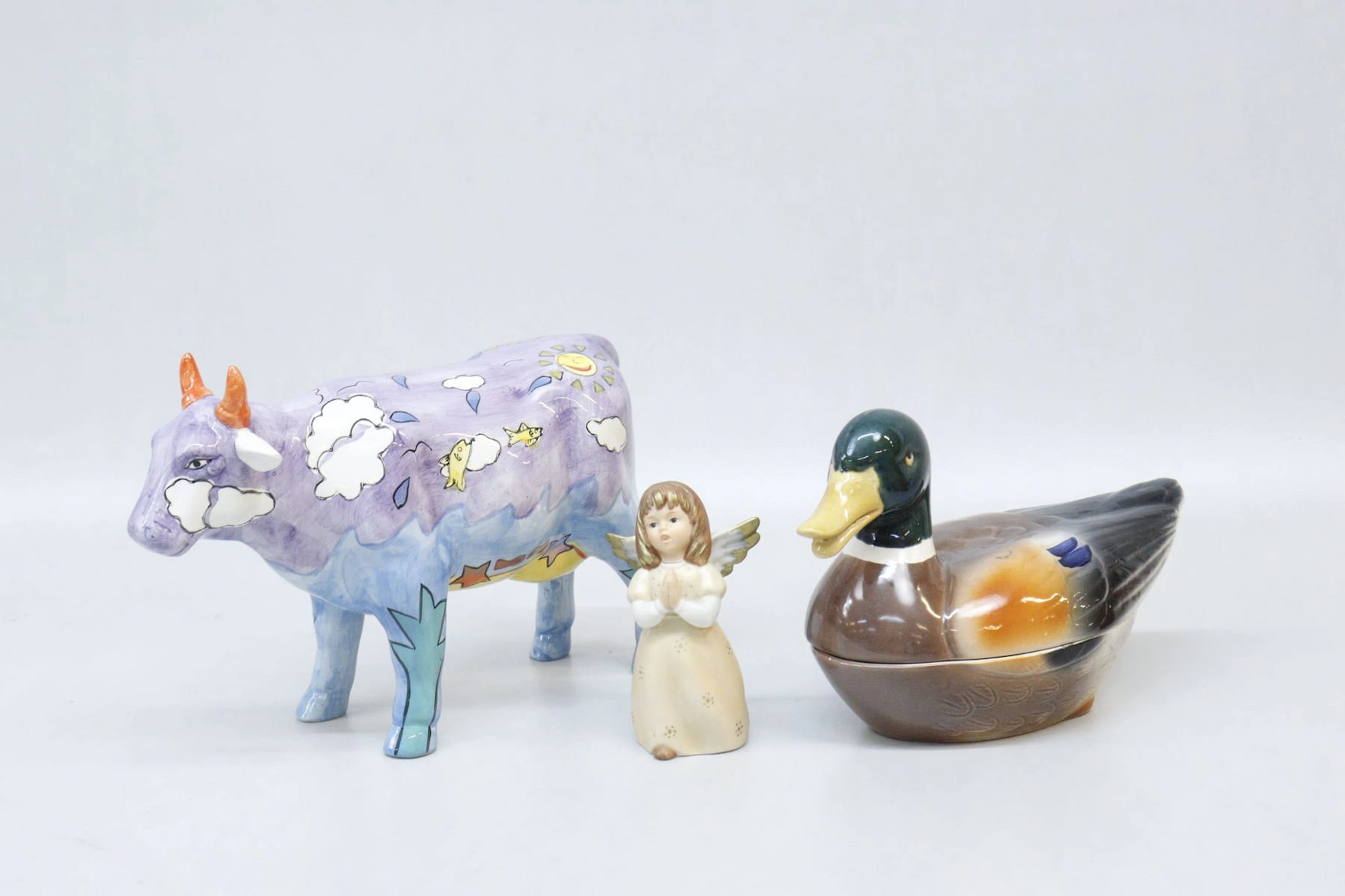 Figuriner och andterrin, bla Cow Parade "Sunny day" och Goebel, porslin