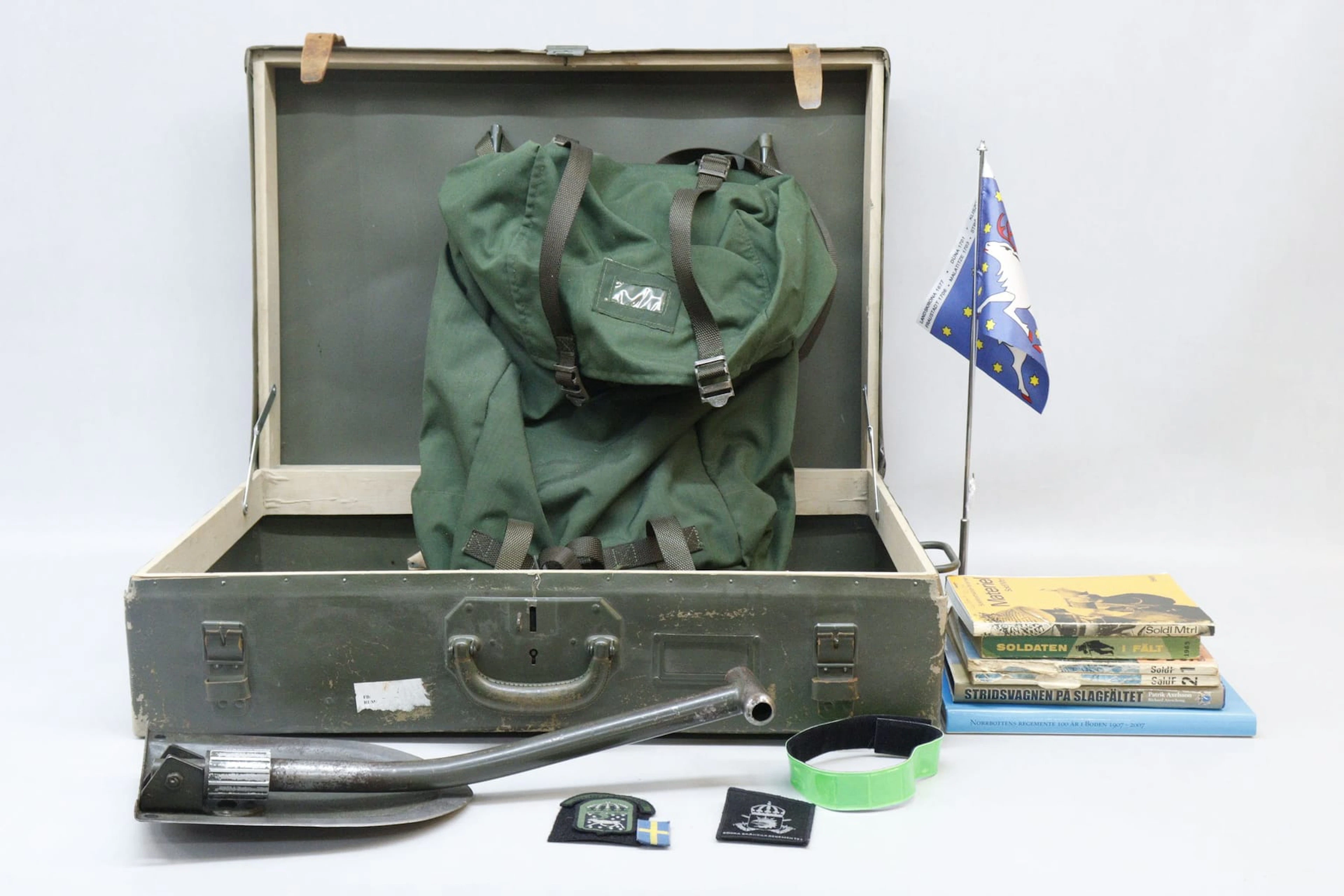 Koffert, standar, böcker mm militaria