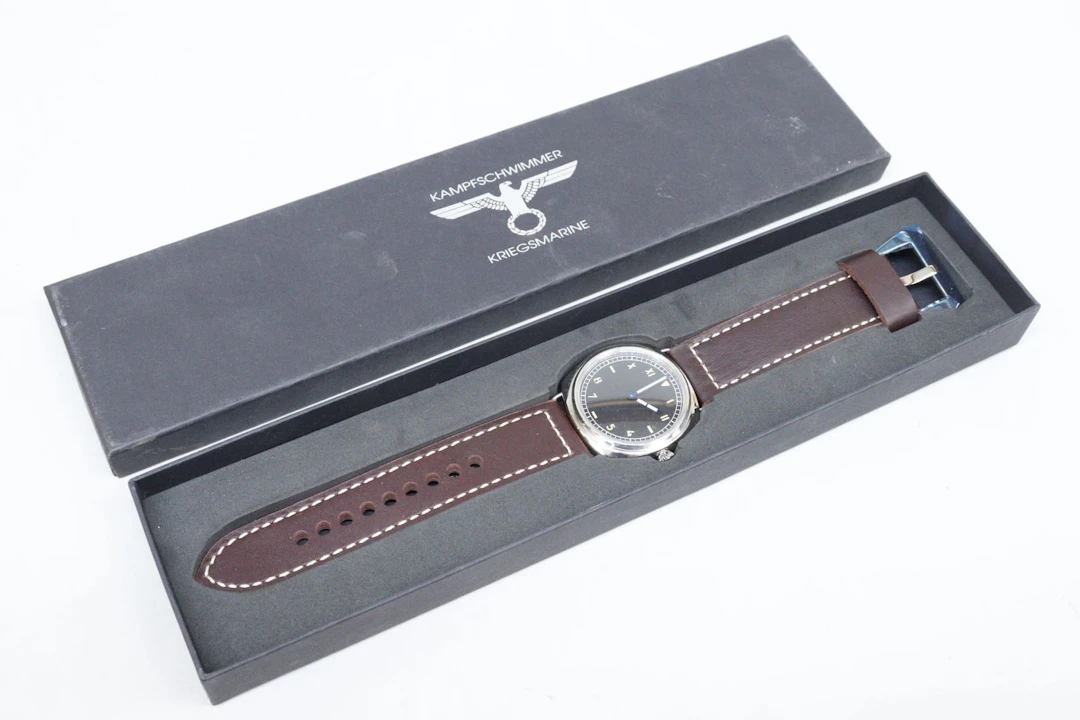Armbandsur, reproduktion av Kriegsmarines arbetsur, 1944, utgiven