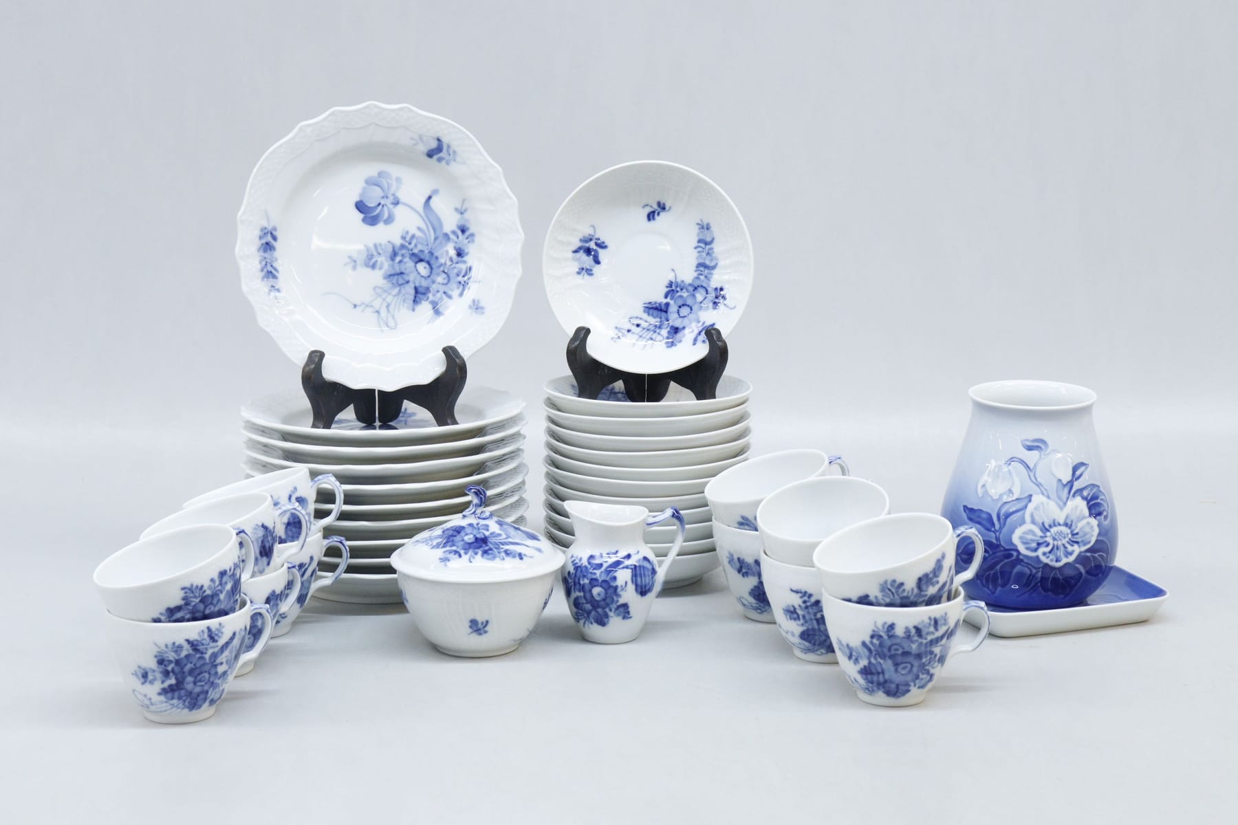 Kaffeservis, 36 delar, "Blå Blomster", Royal Copenhagen, samt 2st