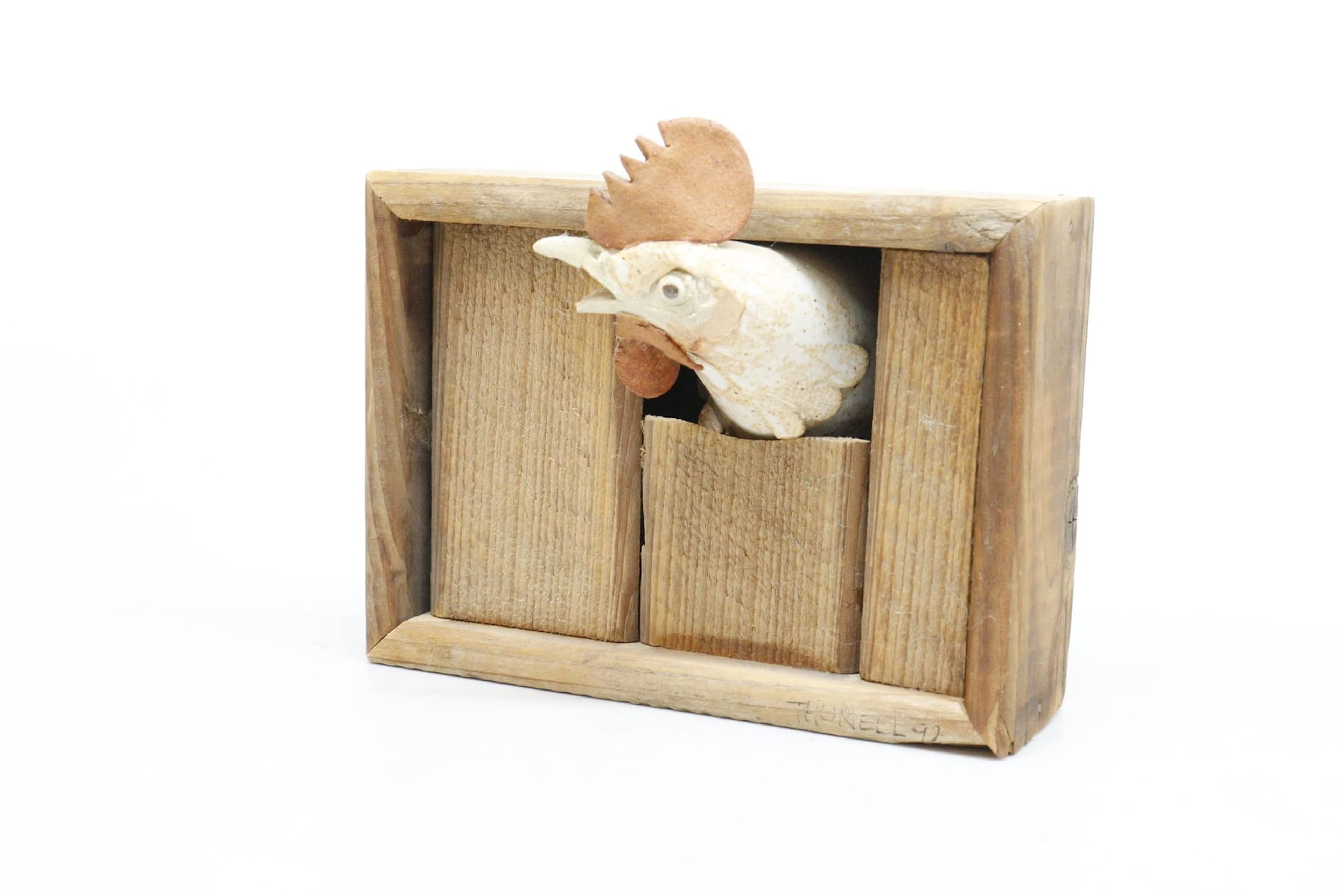 Väggskulptur, Johan Thunell, lådram med höna, signerad