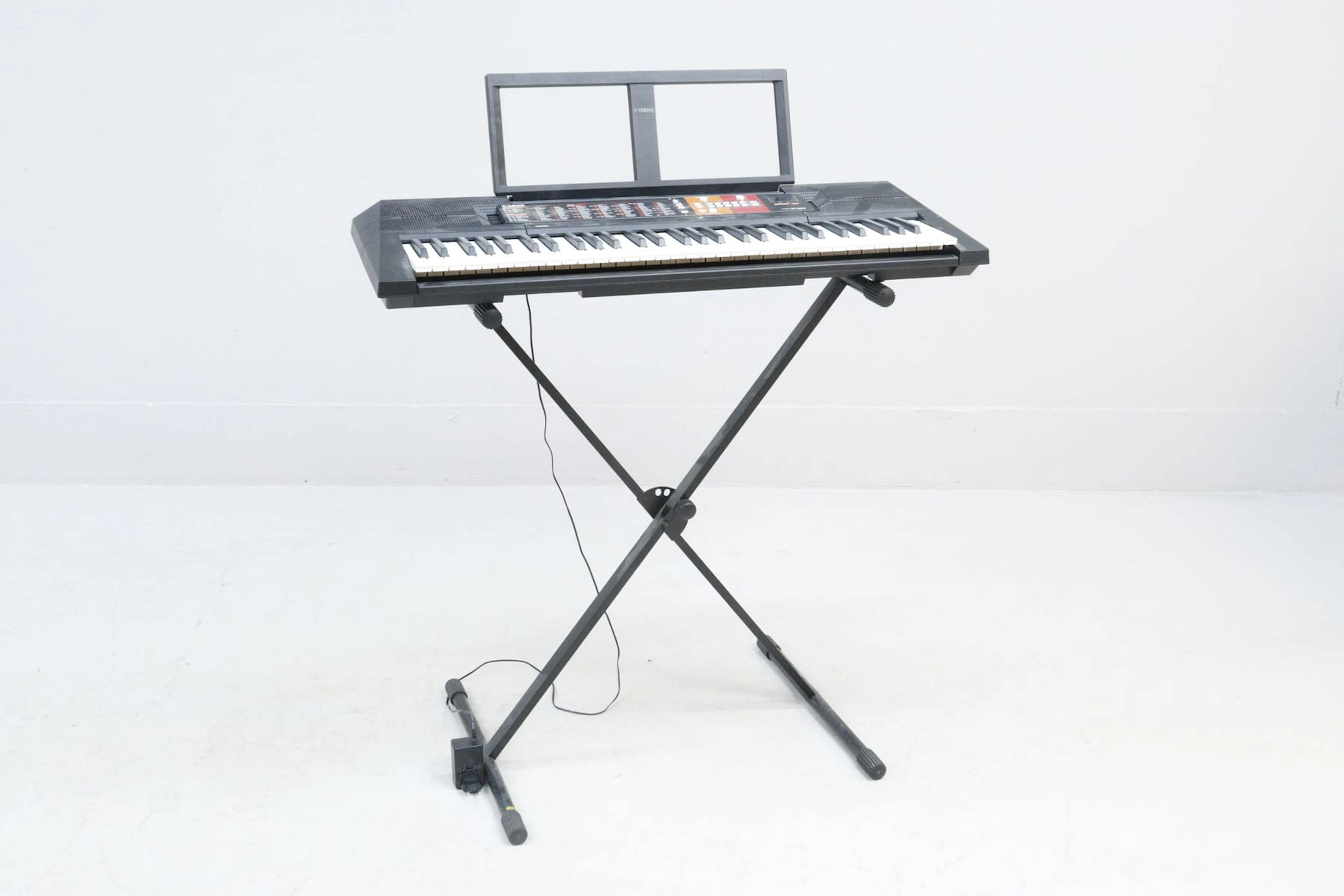 Keyboard, Yamaha PSRF51, på stativ