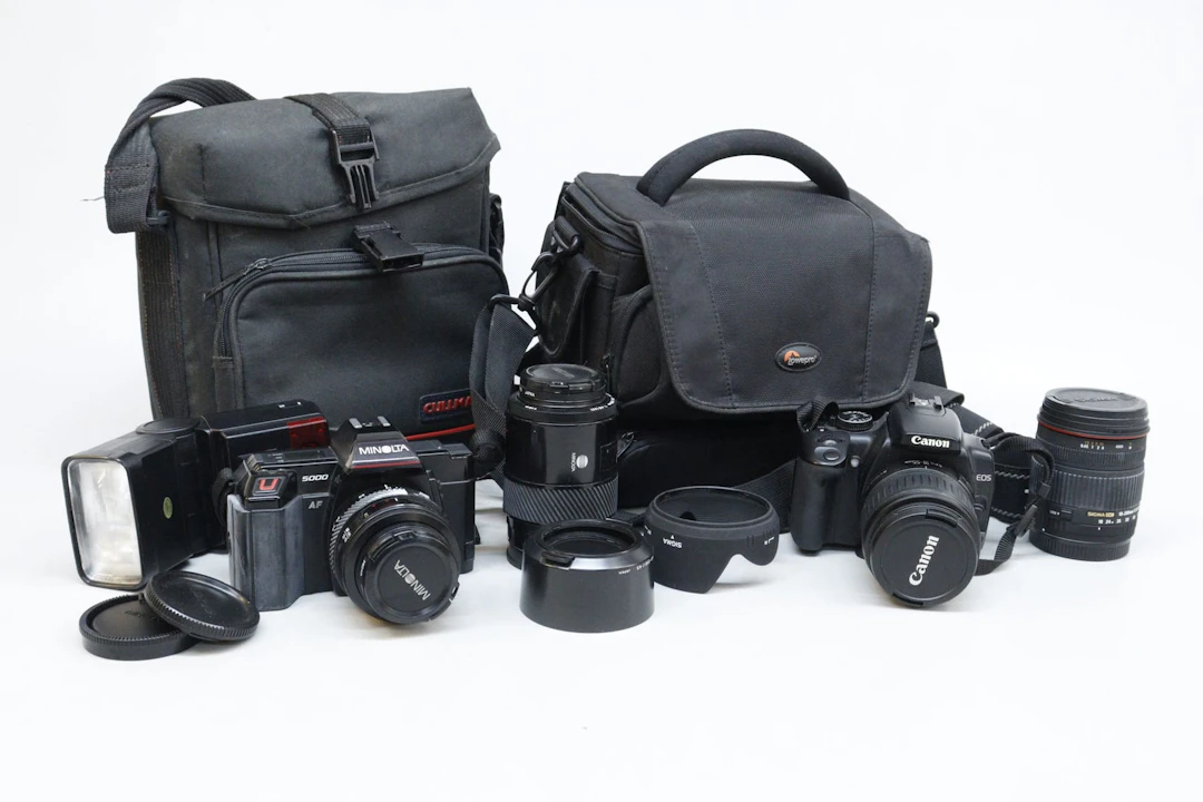 Kameror, analog och digital, Minolta och Canon EOS, med tillbehör