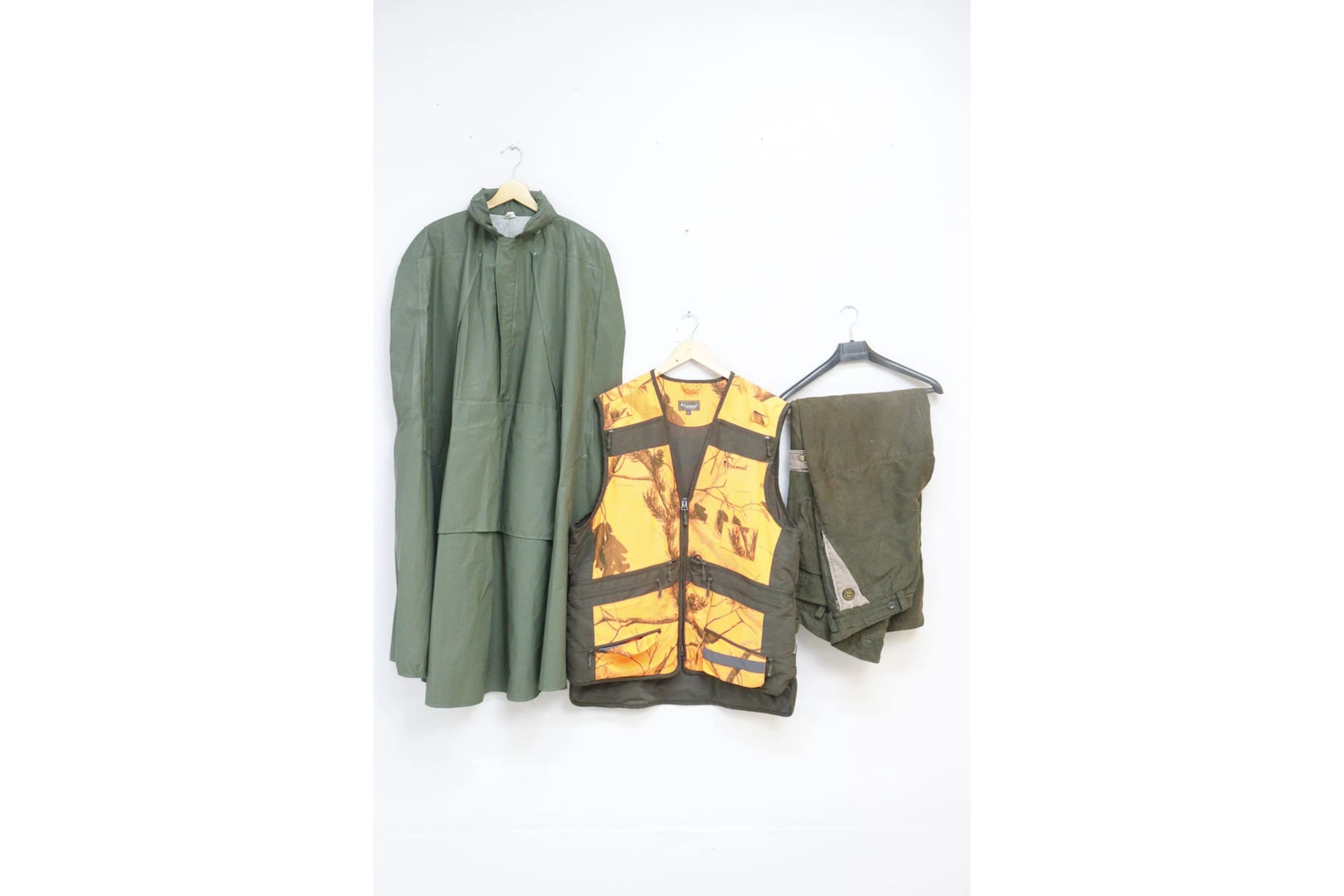 Regnponcho och jaktkläder