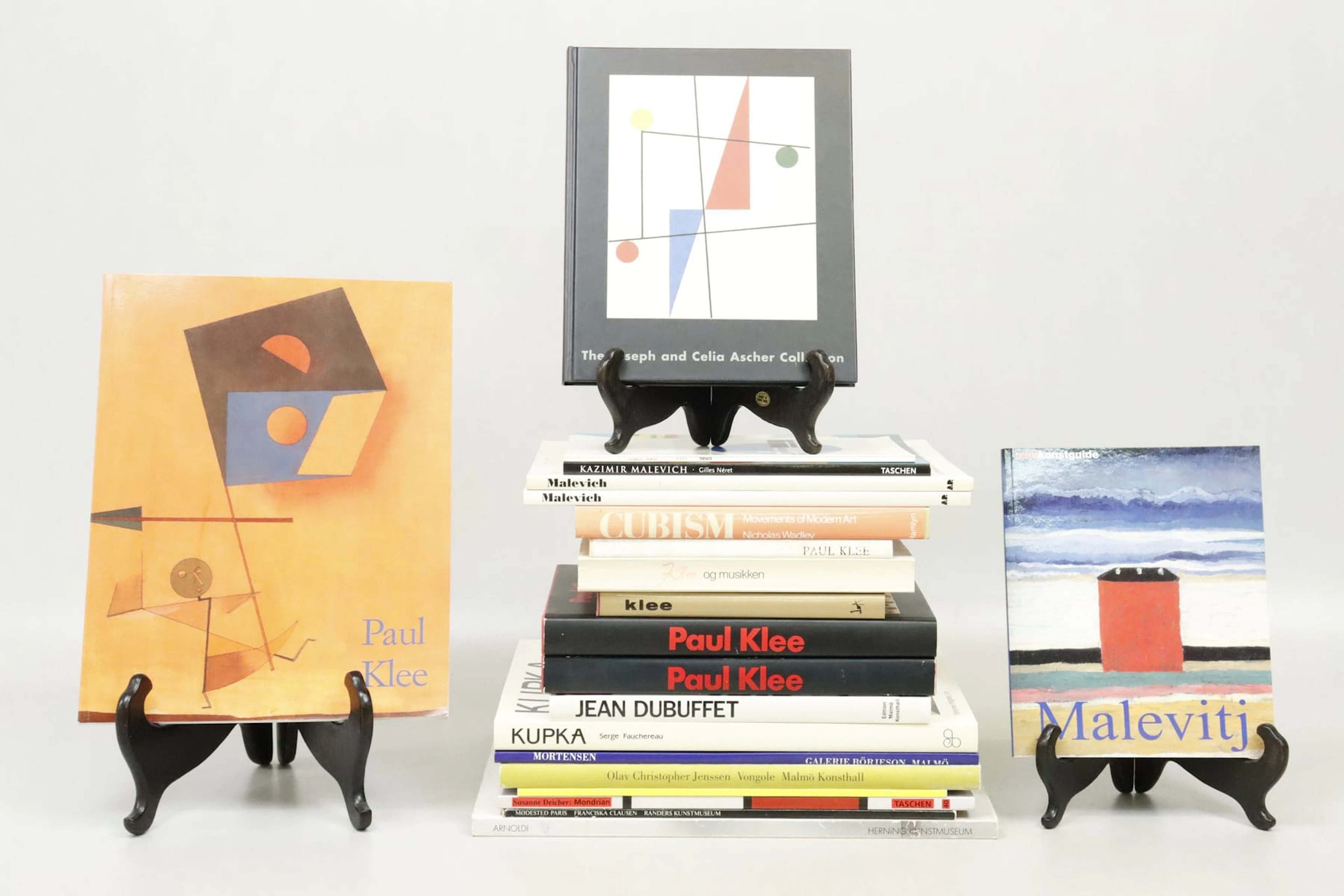 Böcker om konst, bla Paul Klee och Malevich