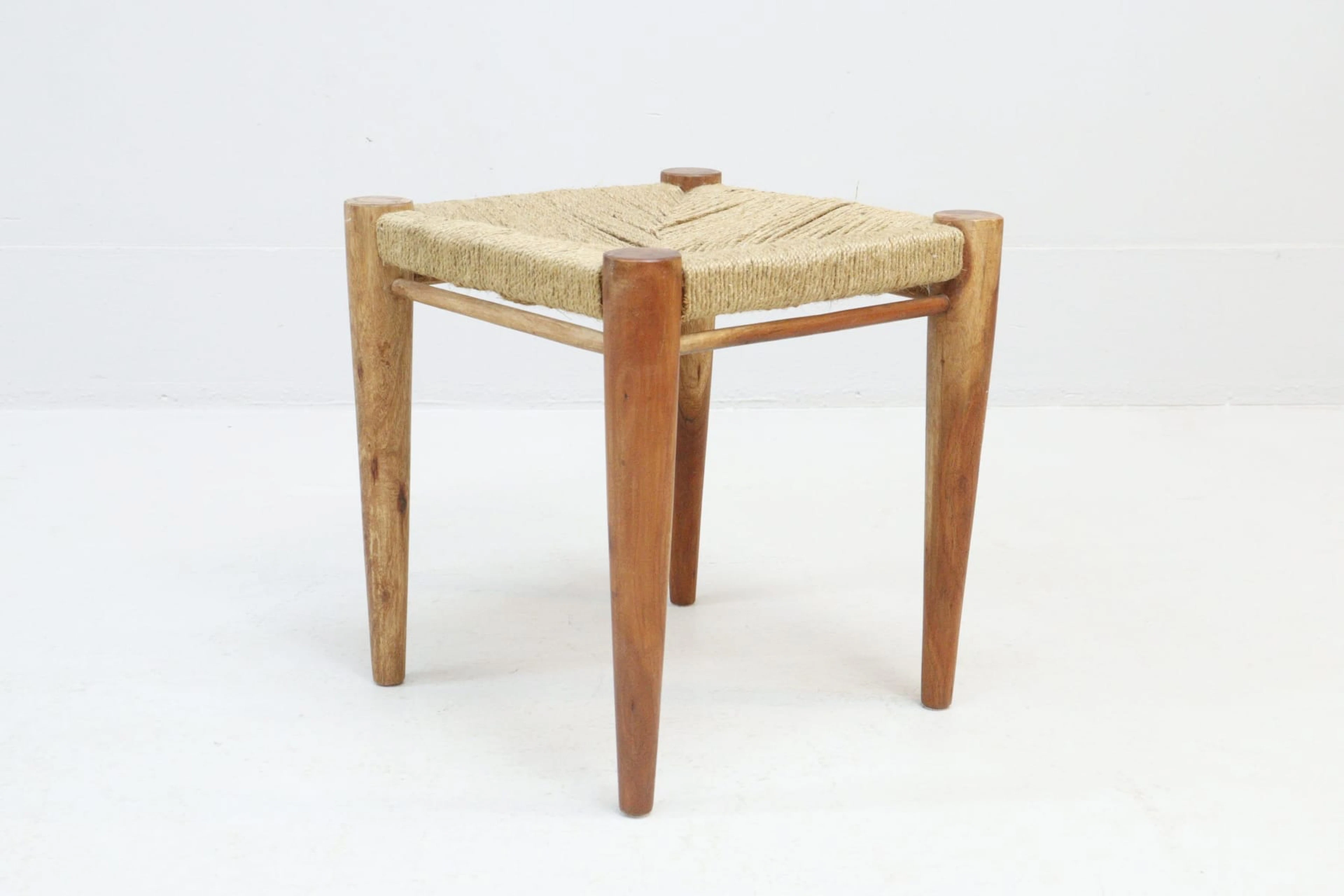 Pall, teak med flätad sits
