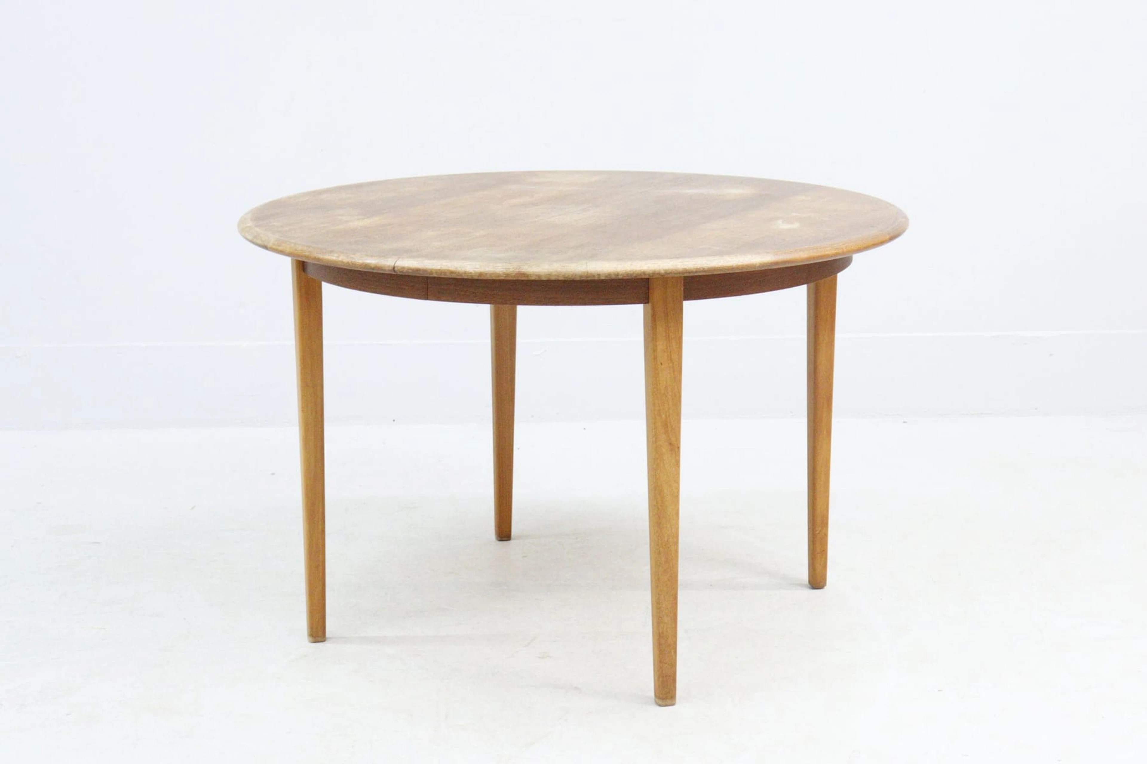Matbord, runt, teak, med 2 iläggsskivor