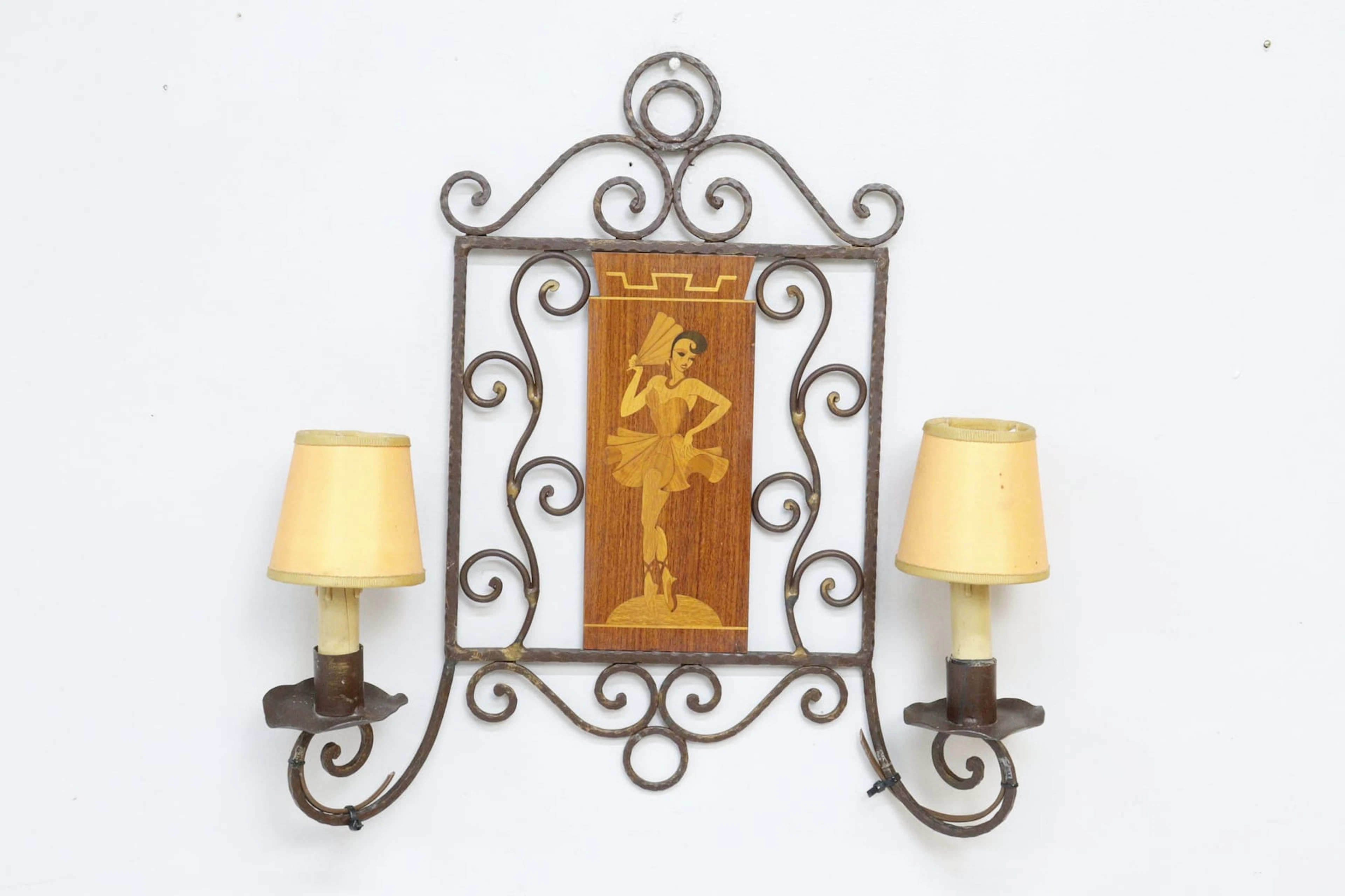 Vägglampa, smide och intarsia, möjligen Mjölby