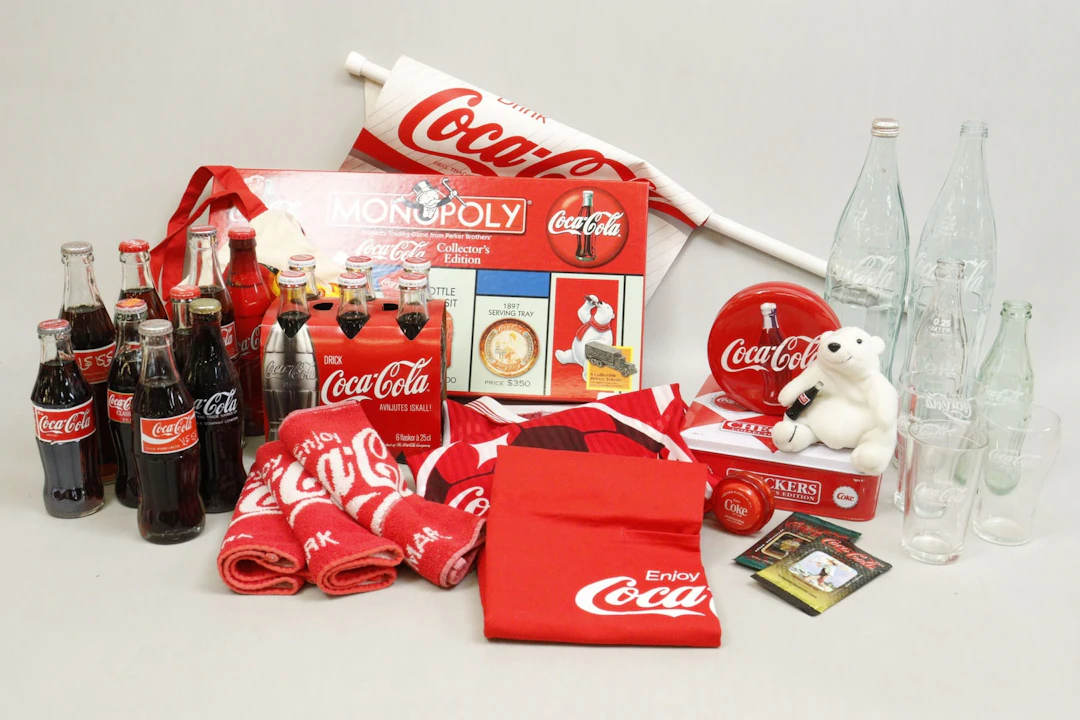 Parti Coca-Cola kuriosa, spel, förkläde, fasadvimpel mm