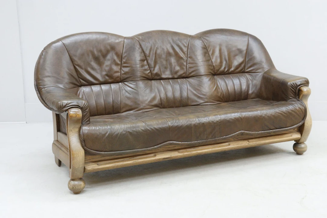Soffa, 3-sits, skinn med trädetaljer