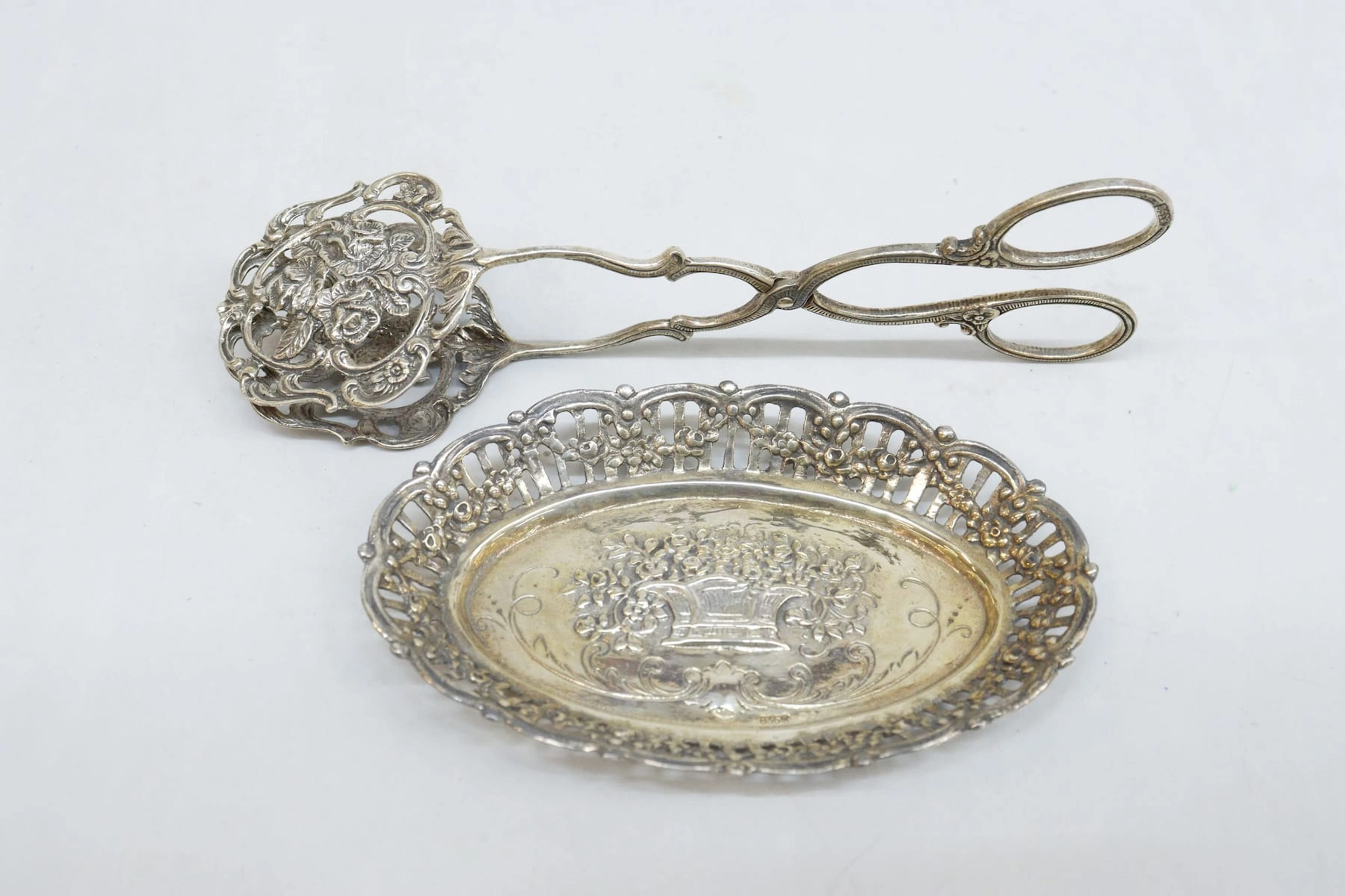 Kaktång och gallerfat, silver, vikt 82 gram