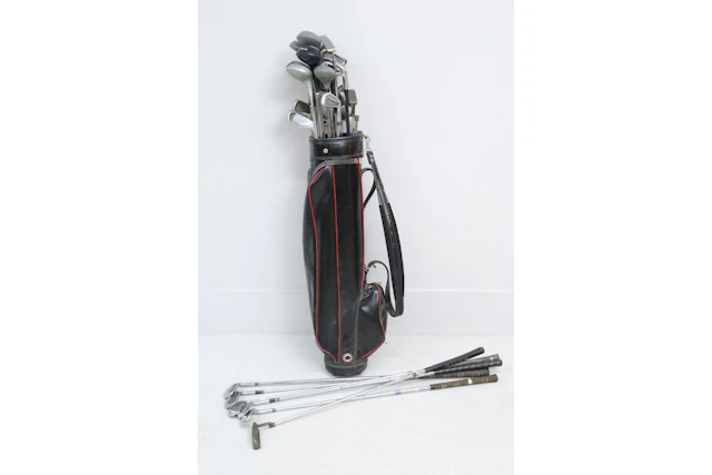Golfbag med många klubbor, olika märken bla Wilson, Spalding och Donnay