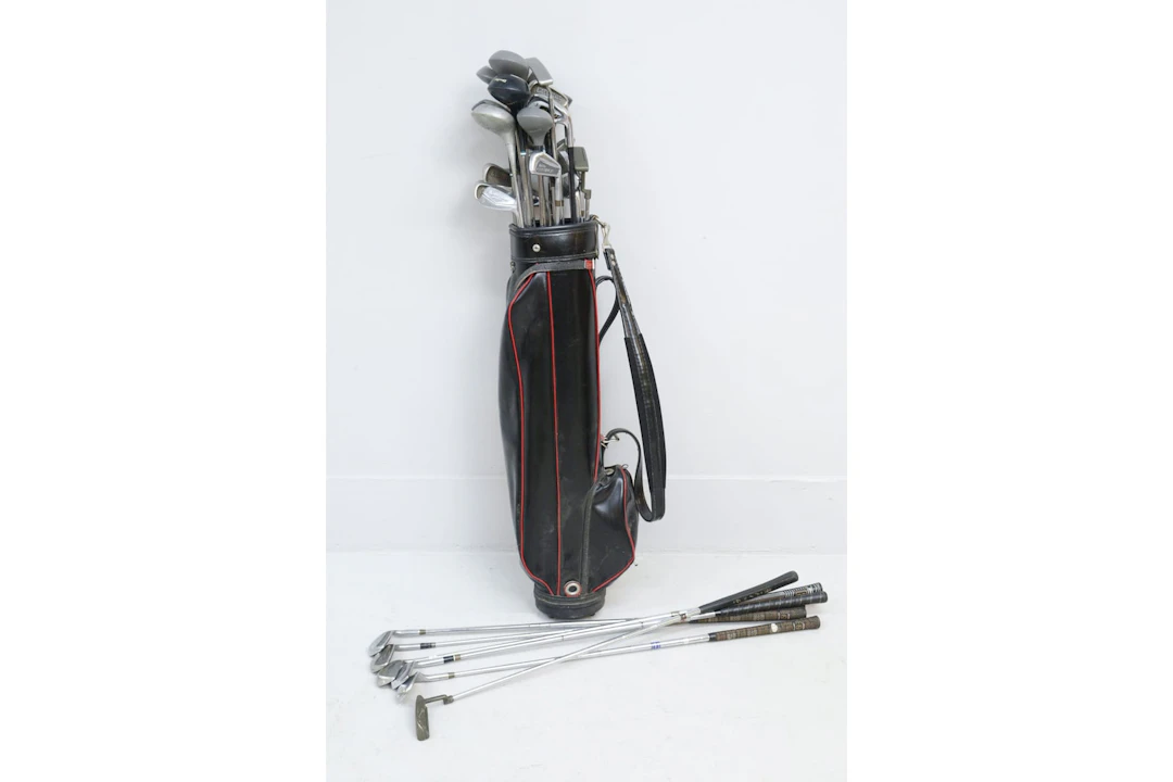 Golfbag med många klubbor, olika märken bla Wilson, Spalding och Donnay