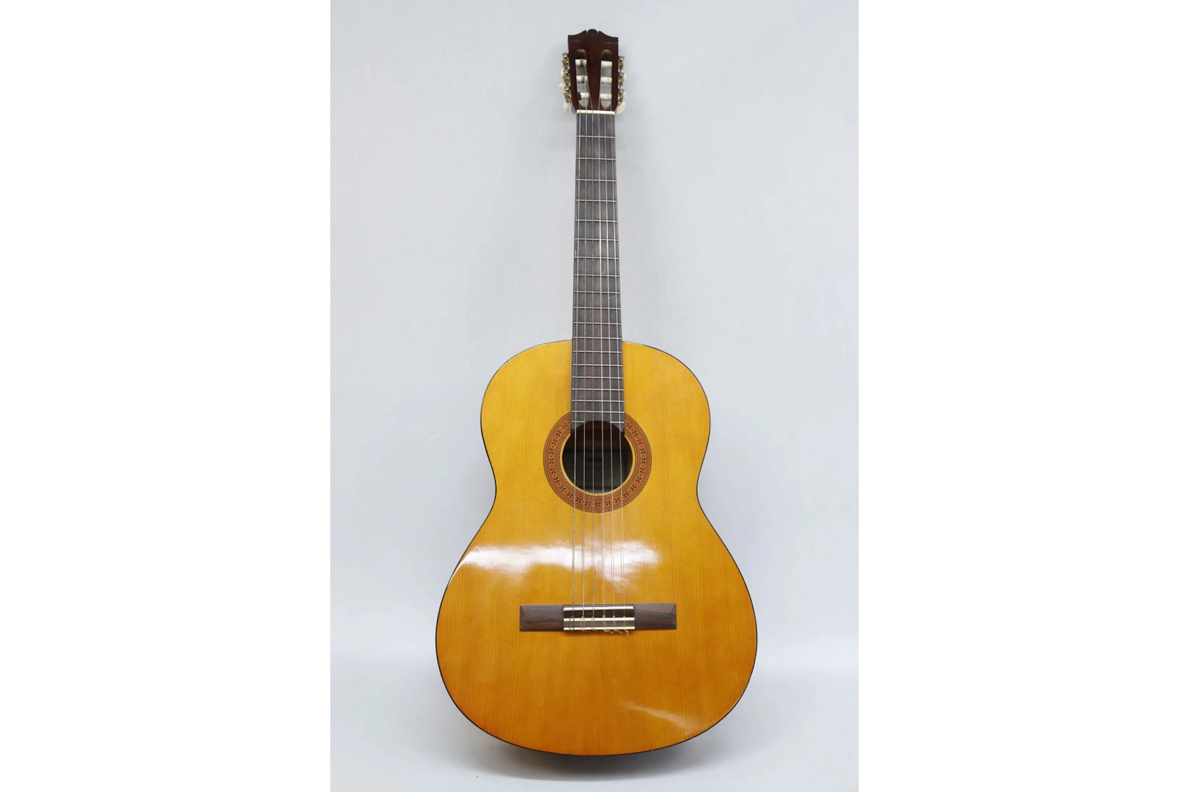 Gitarr, Yamaha C40, med mjukt fodral