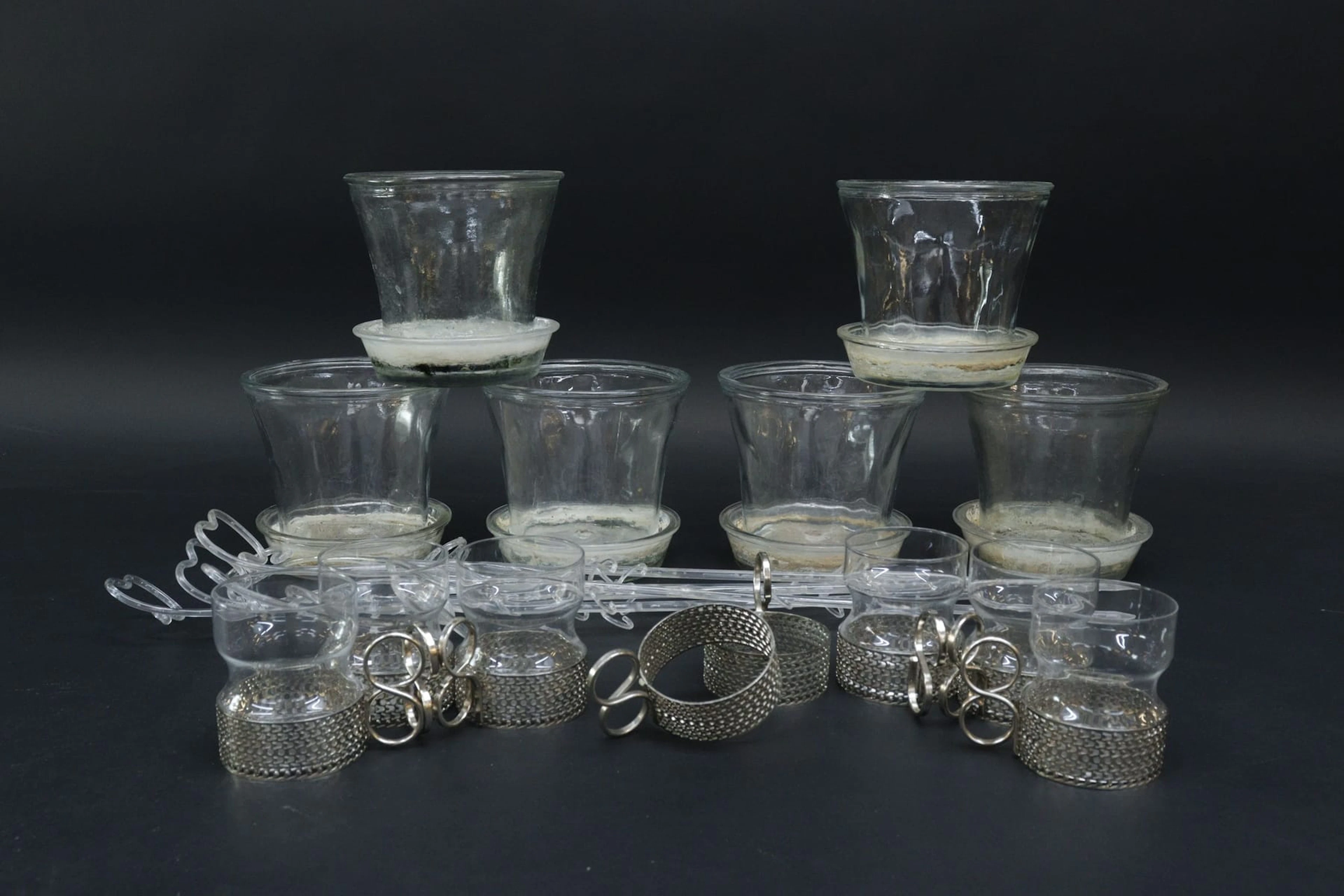 Orkidékrukor i glas, 6st, med orkidéstöd i plast, 5st samt kaffemuggar, 6st