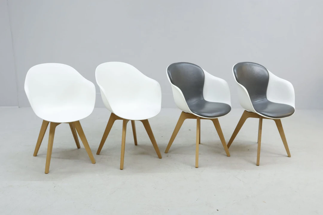 Stolar, 2 par, BoConcept "Hauge", formgjutenplast på trästativ, 2 klädda