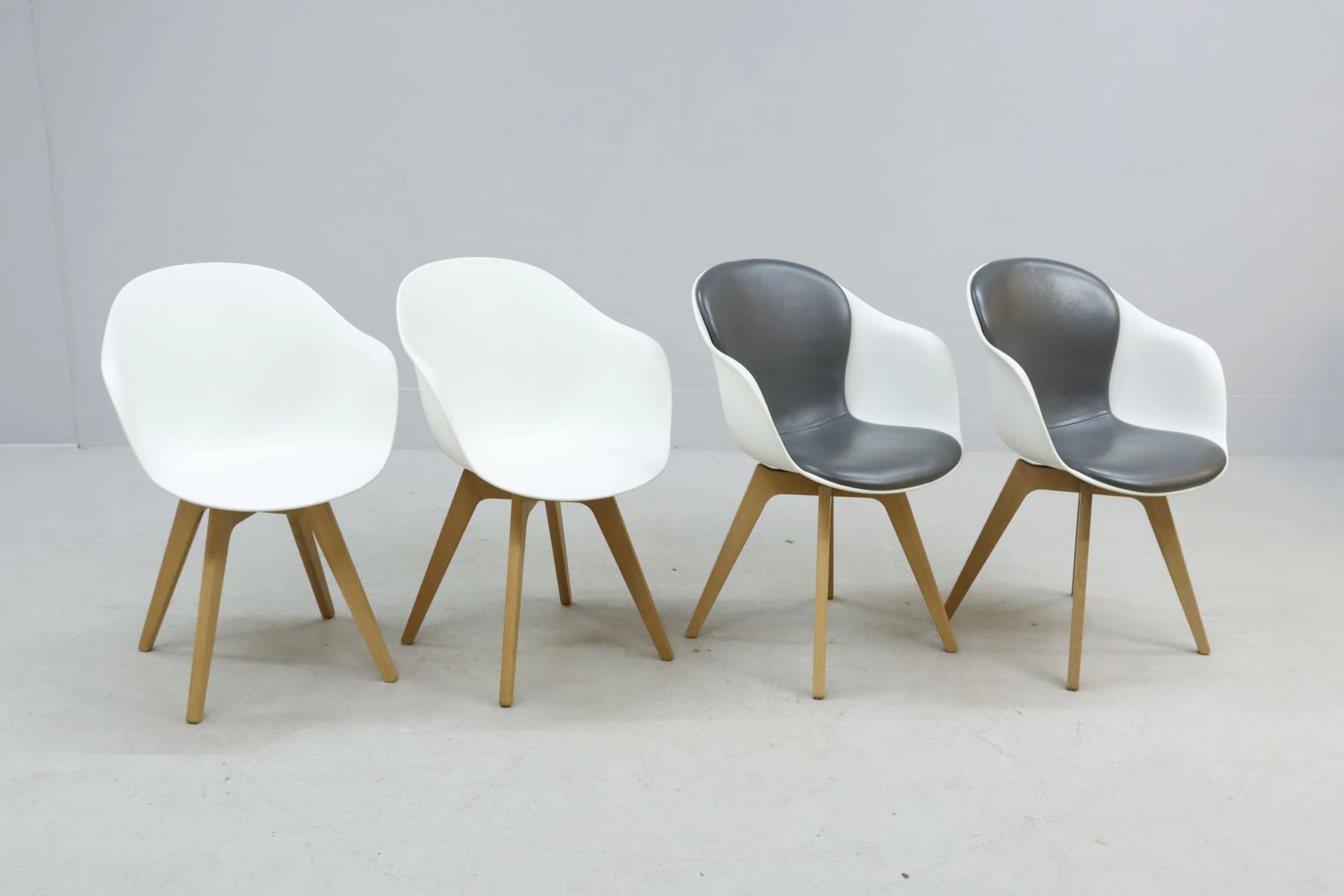 Stolar, 2 par, BoConcept "Hauge", formgjutenplast på trästativ, 2 klädda