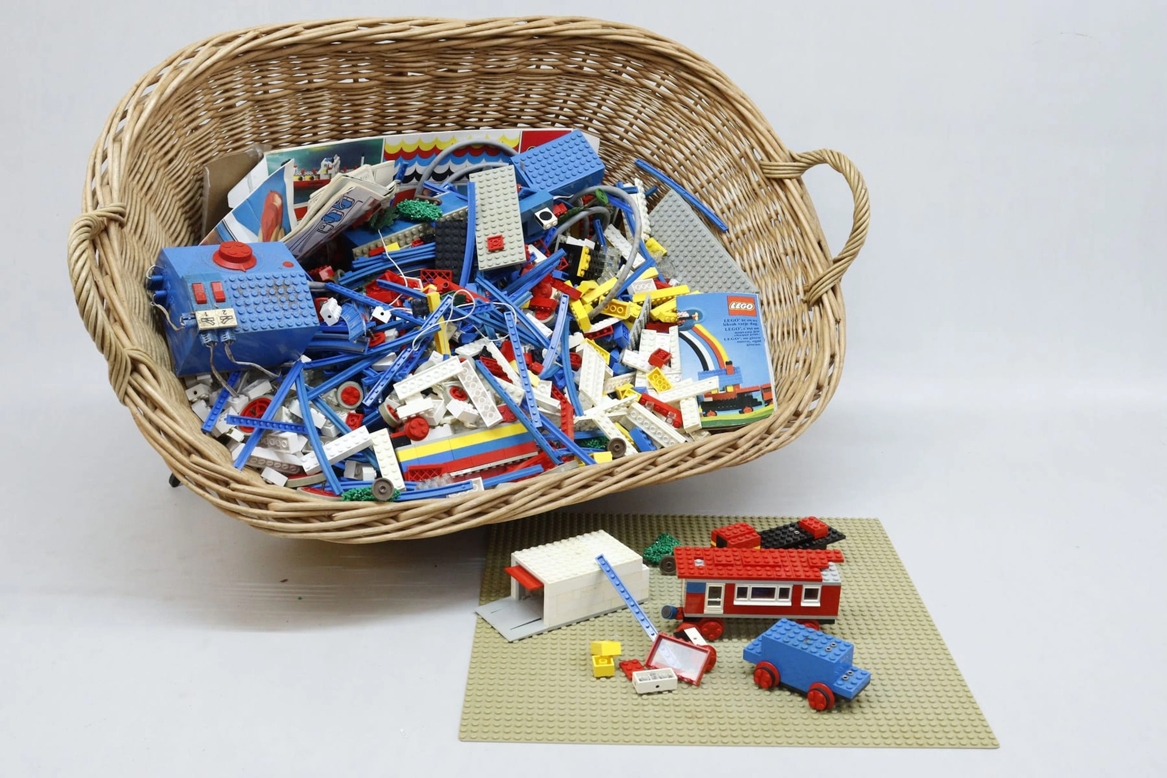 Lego i mangelkorg, med transformator, spår mm