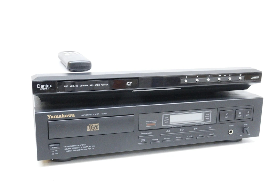 DVD/CD/MP3-spelare, Dantax, samt CD-spelare, Yamaha, med en fjärrkontroll