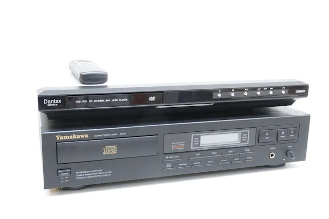 DVD/CD/MP3-spelare, Dantax, samt CD-spelare, Yamaha, med en fjärrkontroll