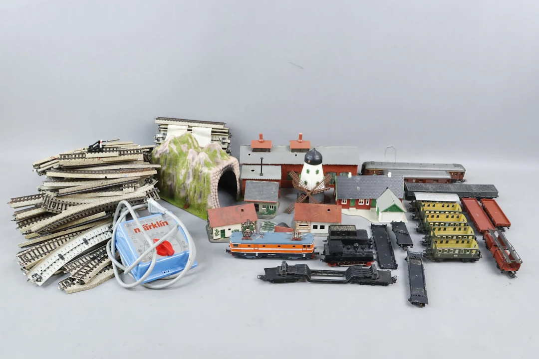 Lok, tågbanedelar, hus mm, Märklin
