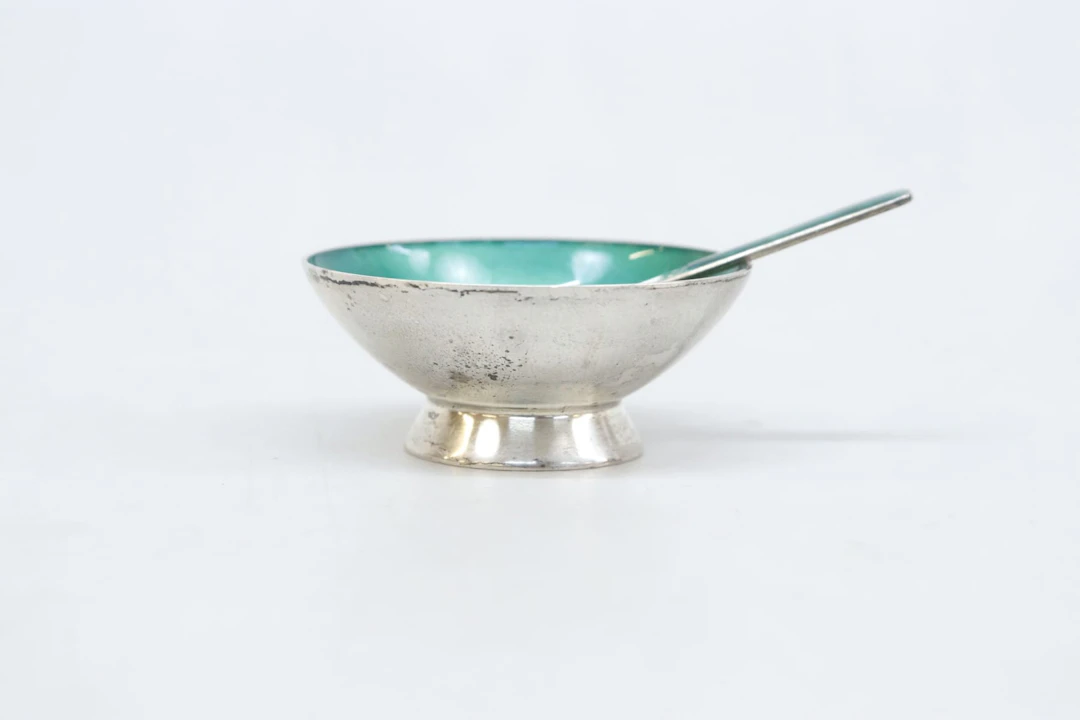 Saltkar med sked, silver, emaljerat, Danmark, vikt 22 gram