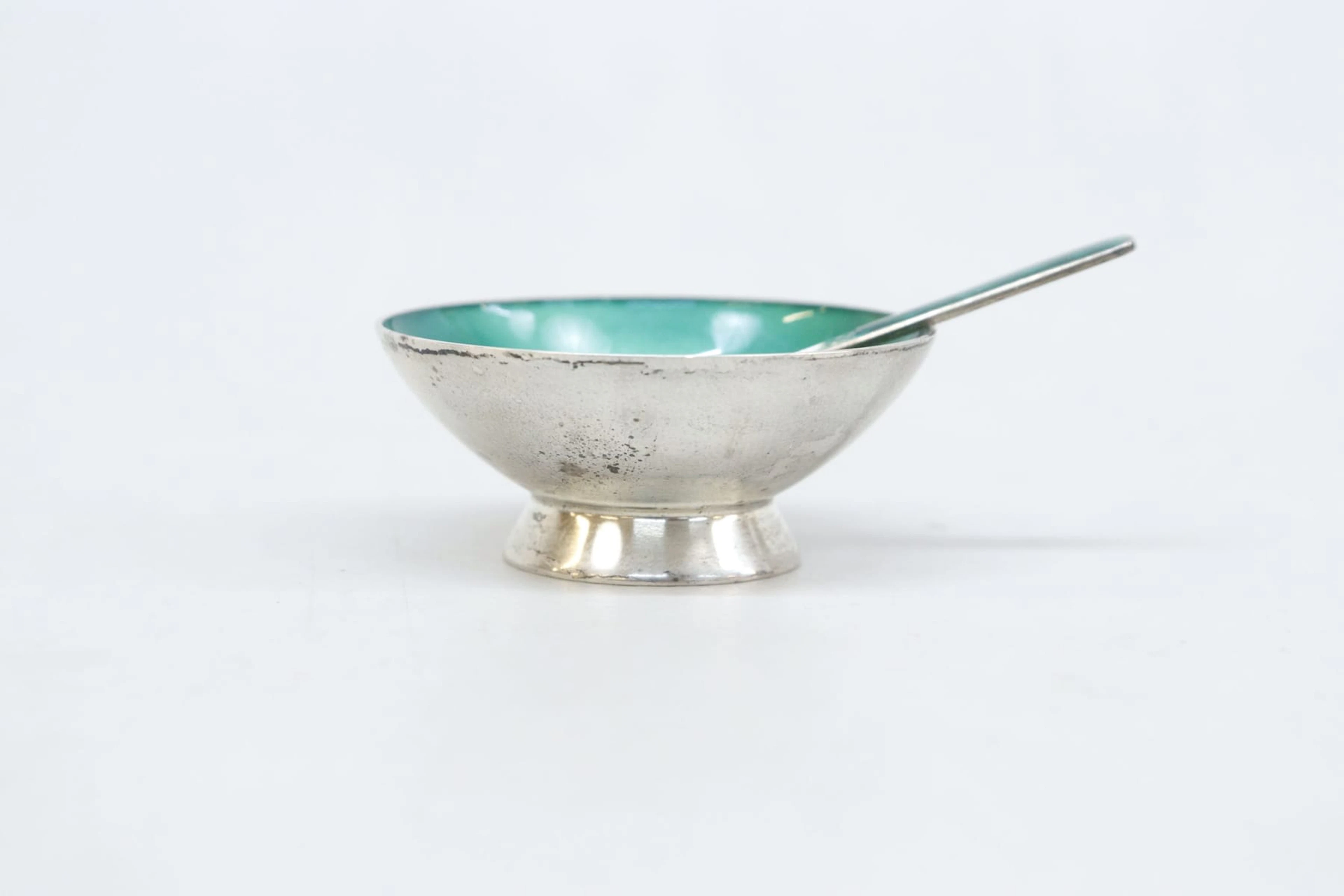 Saltkar med sked, silver, emaljerat, Danmark, vikt 22 gram