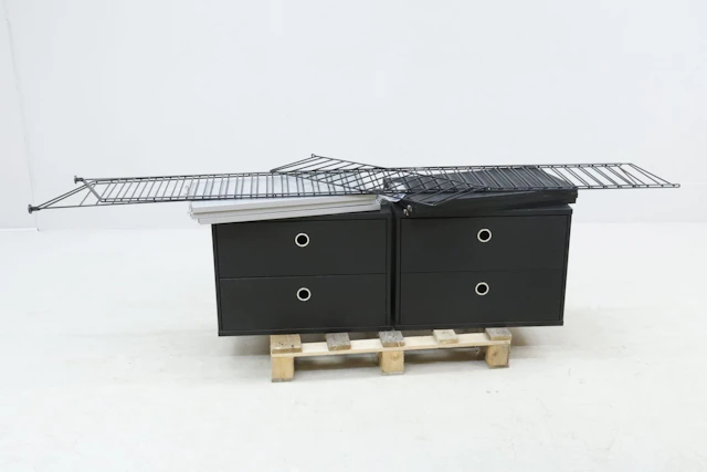 Hyllsystem, String Furniture, med hyllplan och hurtsar, svart och grått