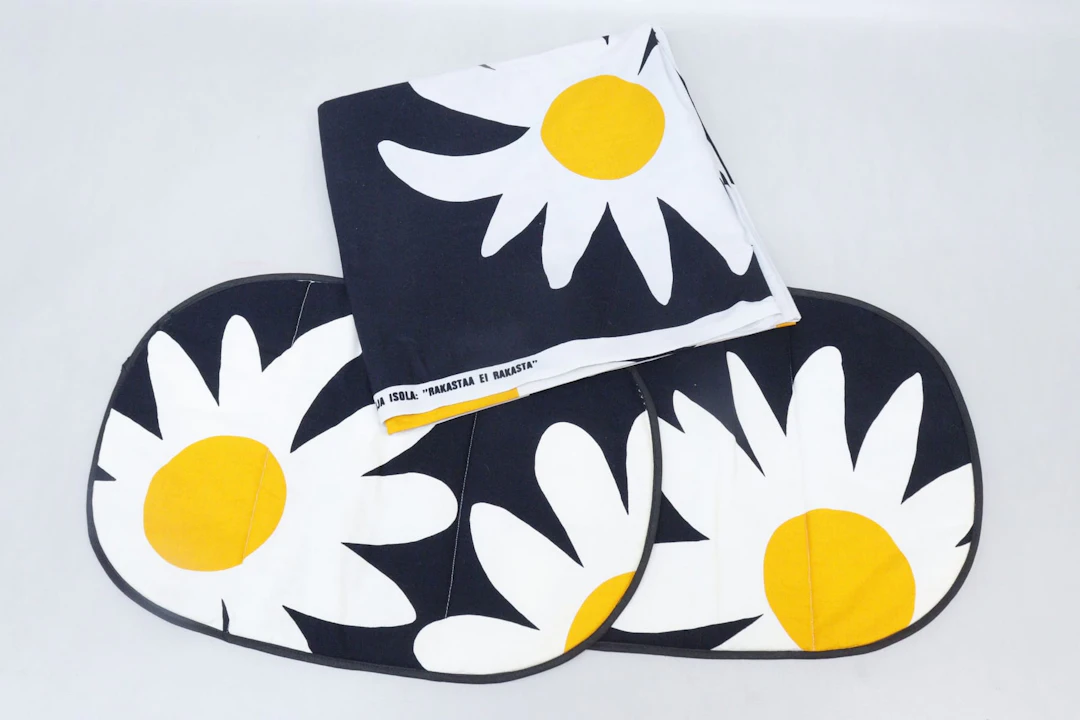 Bordstabletter och duk/tygbit, Marimekko Maija Isola "Rakastaa el rakasta"