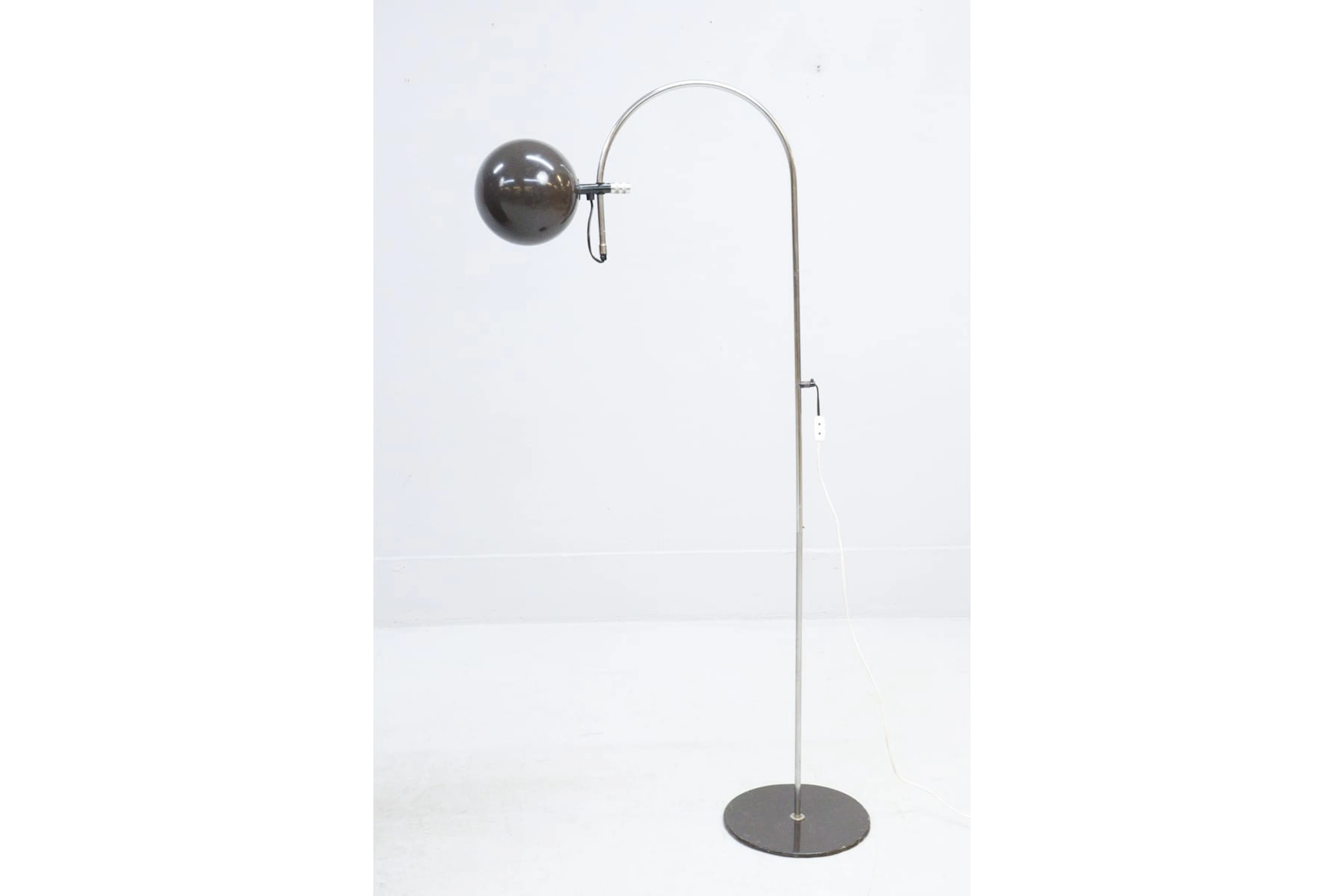 Golvlampa, mörkbrun plåt, Hemi klot