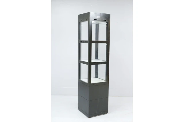 Glasmonter med belysning och lås, märkt Georg Jensen, på hjul